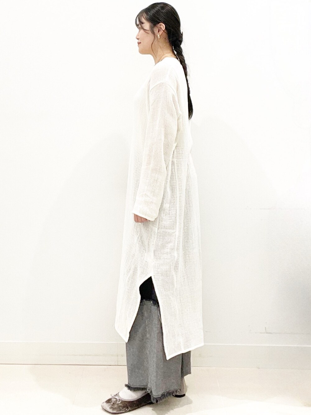 グレー系のバレエシューズ、ブラック系のデニムパンツ、ブラック系のハンドバッグを着用したレディースの秋コーディネートの4枚目の写真