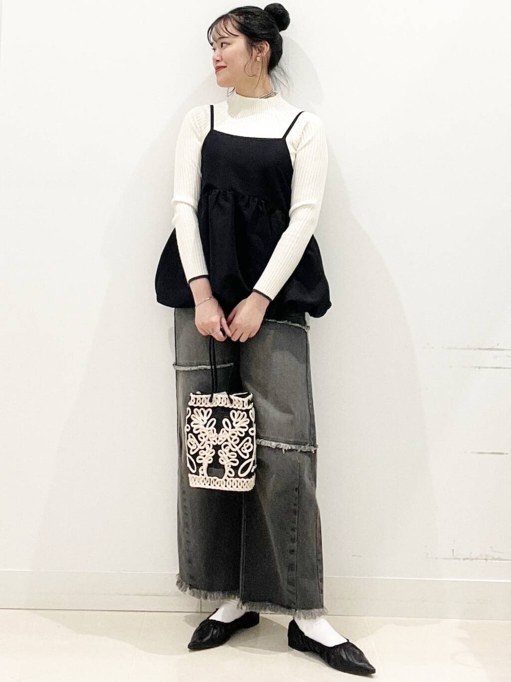 ブラック系のバレエシューズ、ブラック系のキャミソール、ブラック系のデニムパンツを着用したレディースの冬コーディネートの2枚目の写真