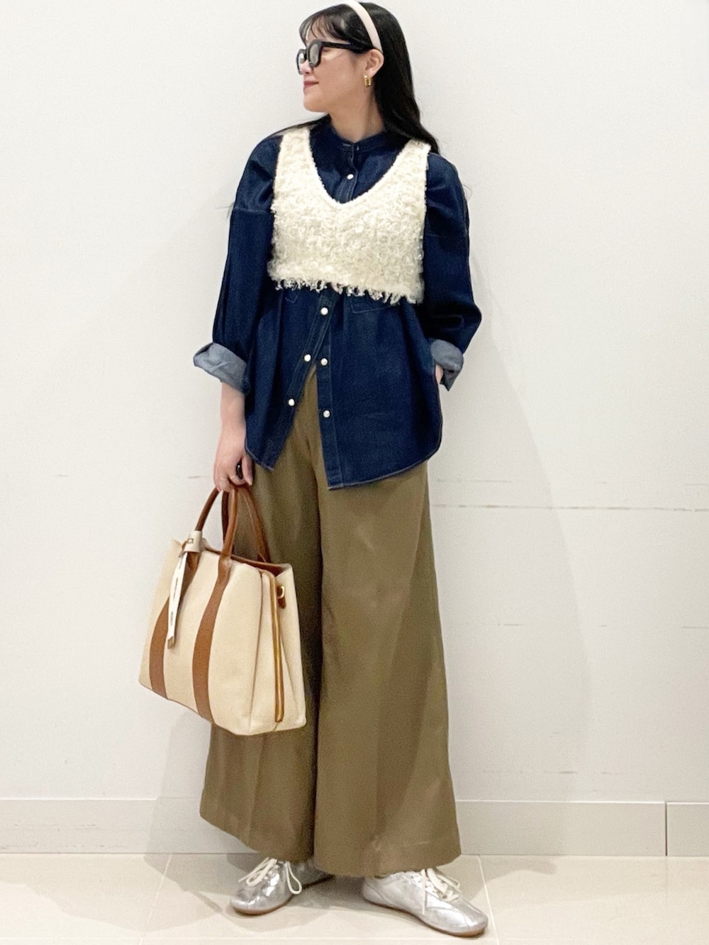 ベージュ系のチノパンツ、ホワイト系のトートバッグ、ブルー系のシャツ/ブラウスを着用したレディースの春コーディネートの4枚目の写真