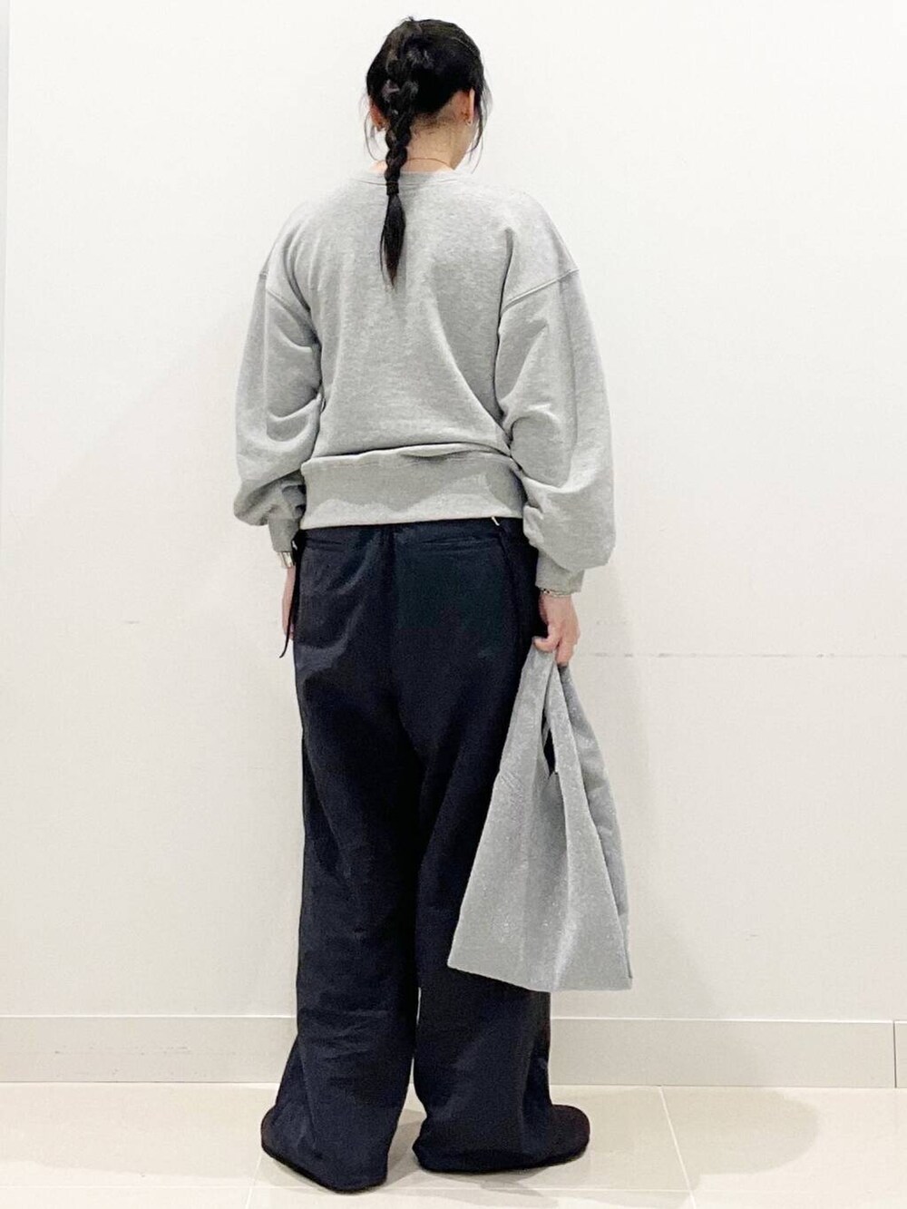 シルバー系のトートバッグ、グレー系のサロペット/オーバーオール、グレー系のスウェットを着用したレディースの秋コーディネートの6枚目の写真