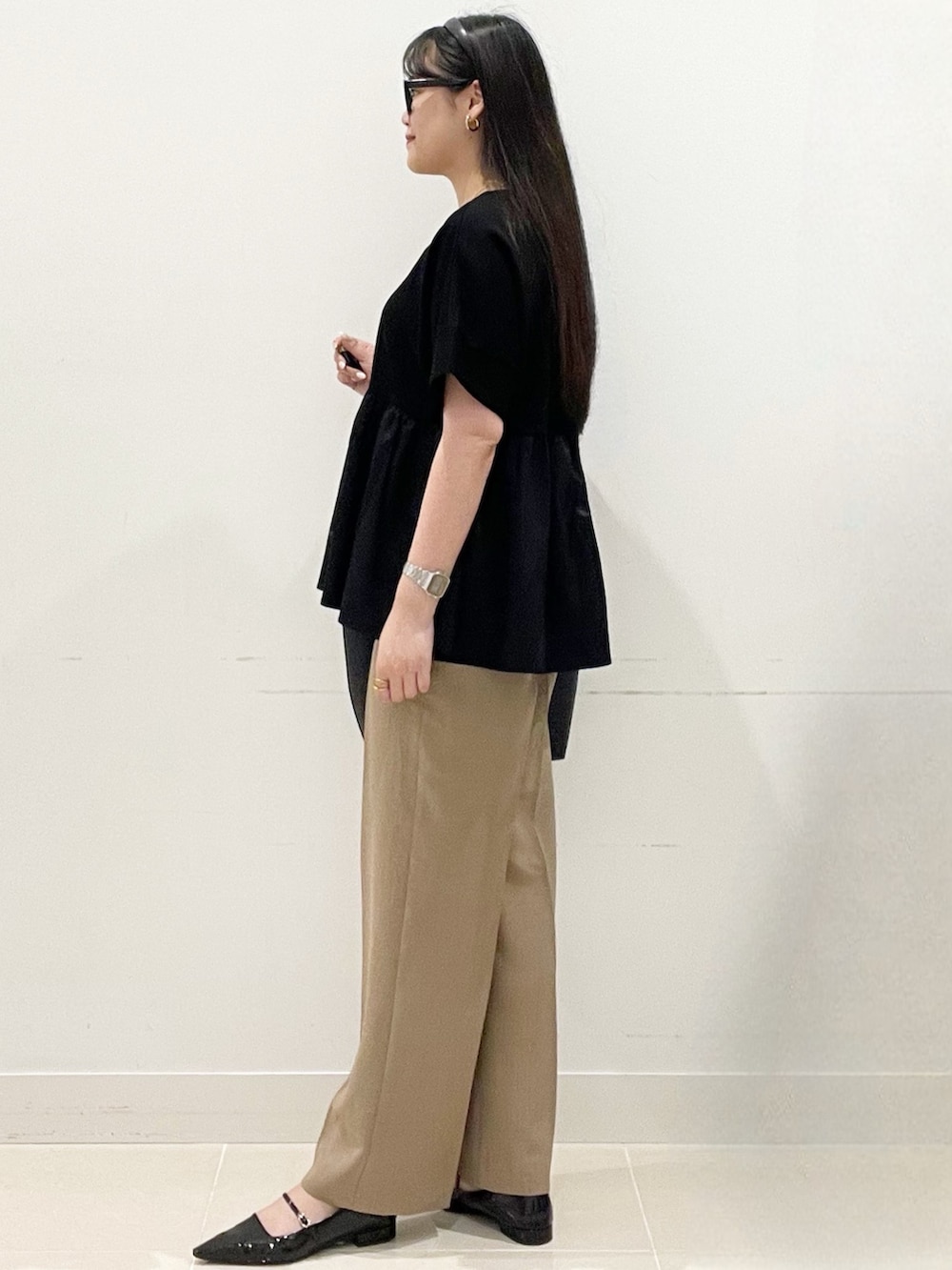 ブラック系のパンプス、ベージュ系のその他パンツ、ブラック系のTシャツ/カットソーを着用したレディースの春コーディネートの5枚目の写真