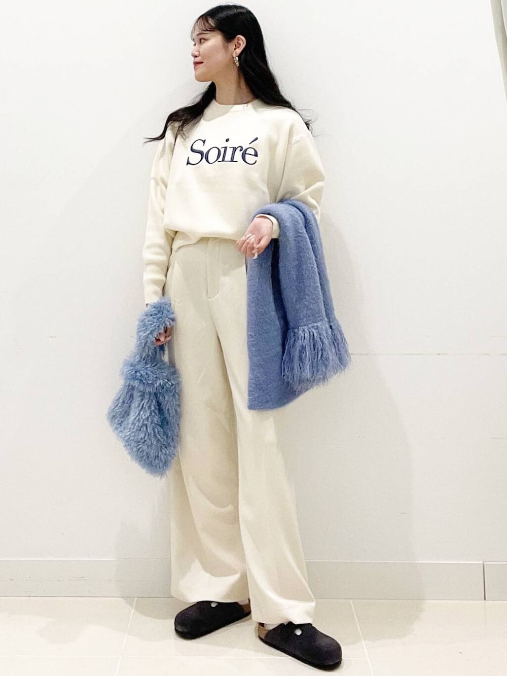 ブルー系のハンドバッグ、ホワイト系のその他パンツ、ホワイト系のニット/セーターを着用したレディースの冬コーディネートの2枚目の写真