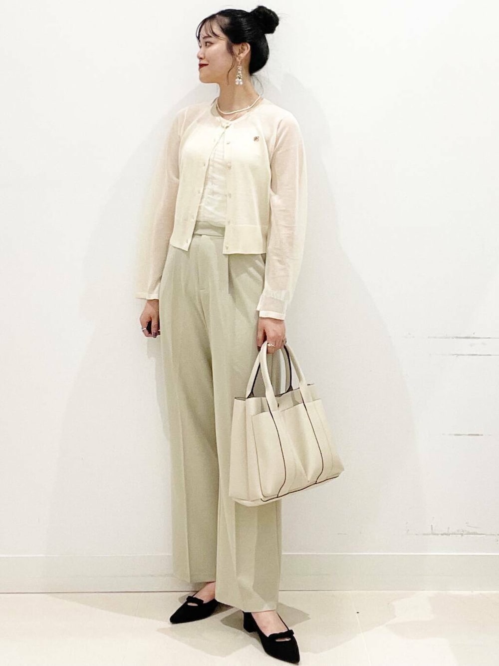 ホワイト系のトートバッグ、ホワイト系のキャミソール、ベージュ系のその他パンツを着用したレディースの秋コーディネートの4枚目の写真