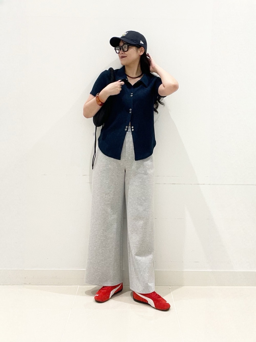 ホワイト系のキャミソール、グレー系のその他パンツ、レッド系のスニーカーを着用したレディースの夏コーディネートの2枚目の写真