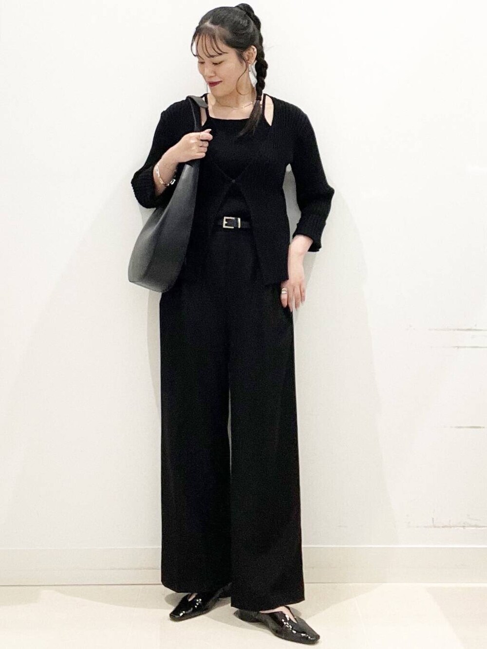 ブラック系のその他パンツ、ブラック系のショルダーバッグ、ブラック系のニット/セーターを着用したレディースの春コーディネートの5枚目の写真