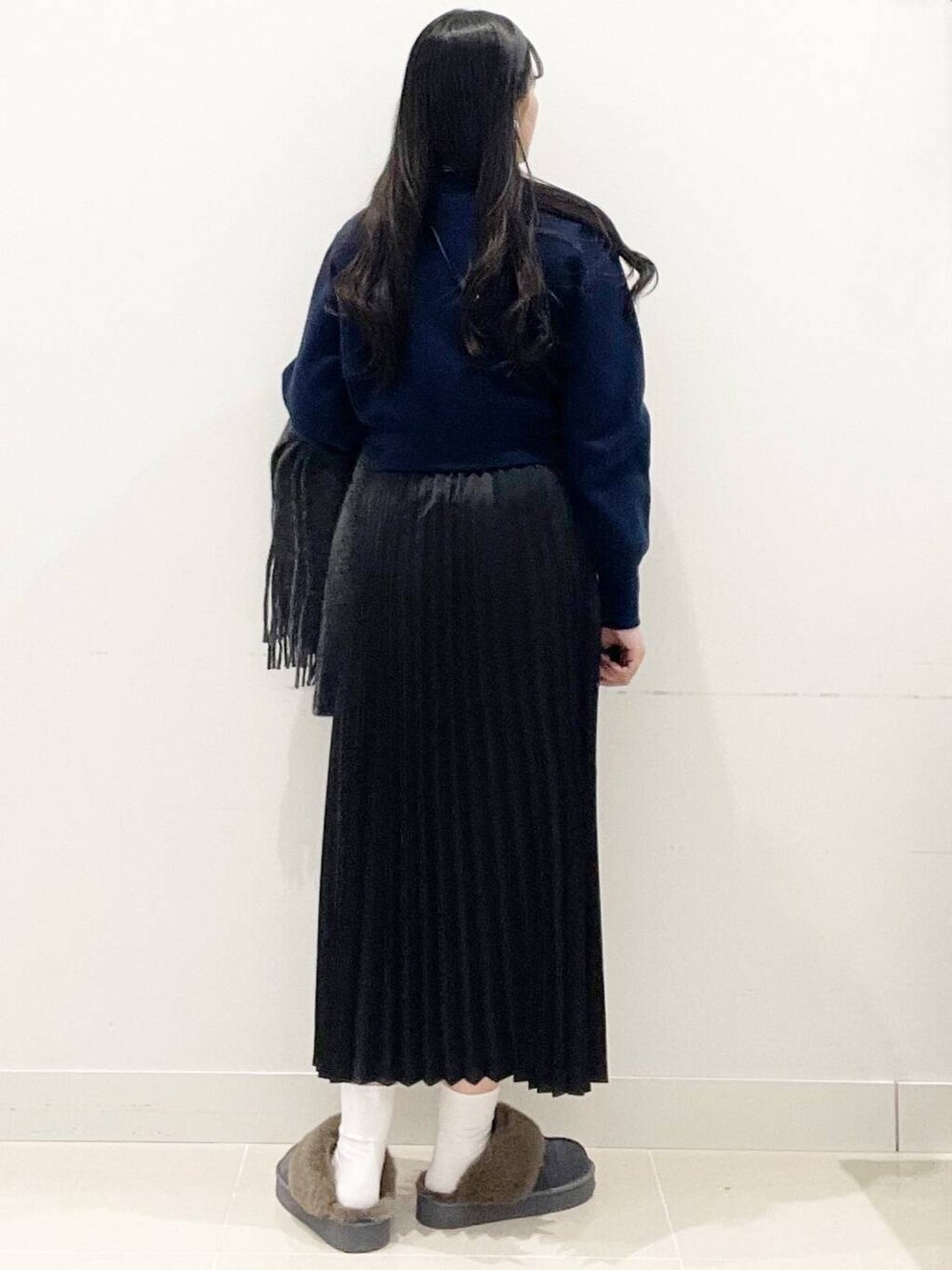 ホワイト系のTシャツ/カットソー、ブルー系のカーディガン/ボレロ、ブラック系のショルダーバッグを着用したレディースの冬コーディネートの7枚目の写真