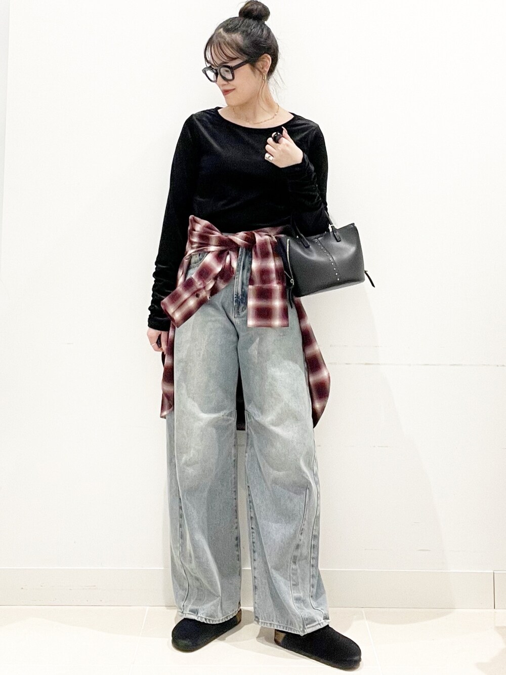 ブラック系のサンダル、ブルー系のデニムパンツ、レッド系のシャツ/ブラウスを着用したレディースの秋コーディネートの5枚目の写真