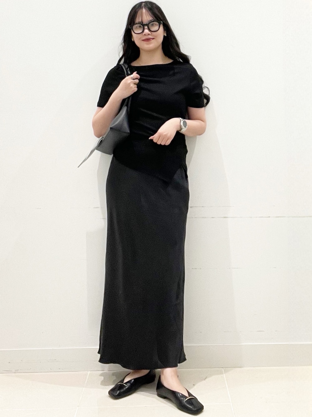ブラック系のその他シューズ、ブラック系のスカート、ブラック系のTシャツ/カットソーを着用したレディースの春コーディネートの3枚目の写真