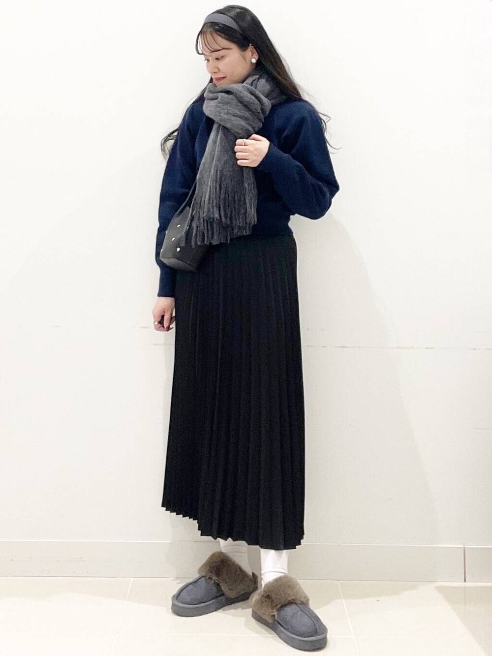 ホワイト系のTシャツ/カットソー、ブルー系のカーディガン/ボレロ、ブラック系のショルダーバッグを着用したレディースの冬コーディネートの2枚目の写真