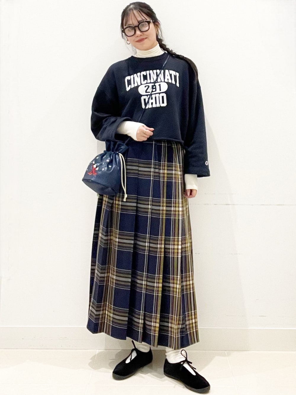 ブラック系のその他シューズ、ブルー系のスカート、ブルー系のショルダーバッグを着用したレディースの冬コーディネートの2枚目の写真