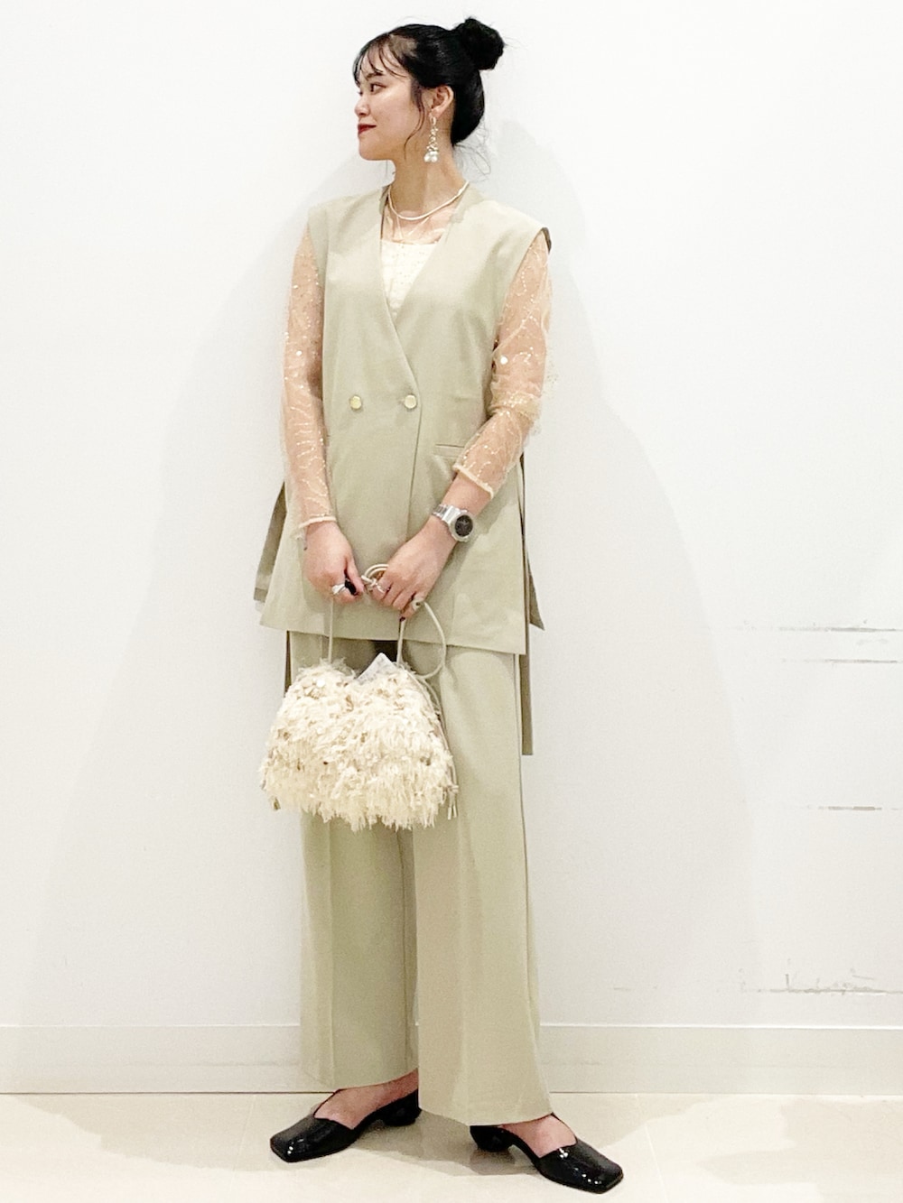 ホワイト系のキャミソール、ゴールド系のTシャツ/カットソー、ベージュ系のその他パンツを着用したレディースの秋コーディネートの3枚目の写真