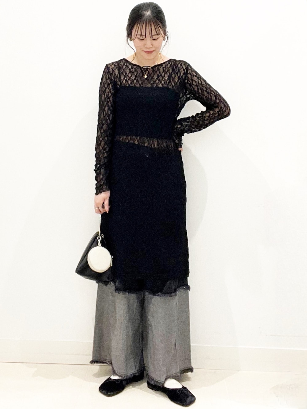 ブラック系のバレエシューズ、ブラック系のキャミソール、ブラック系のワンピースを着用したレディースの秋コーディネートの3枚目の写真