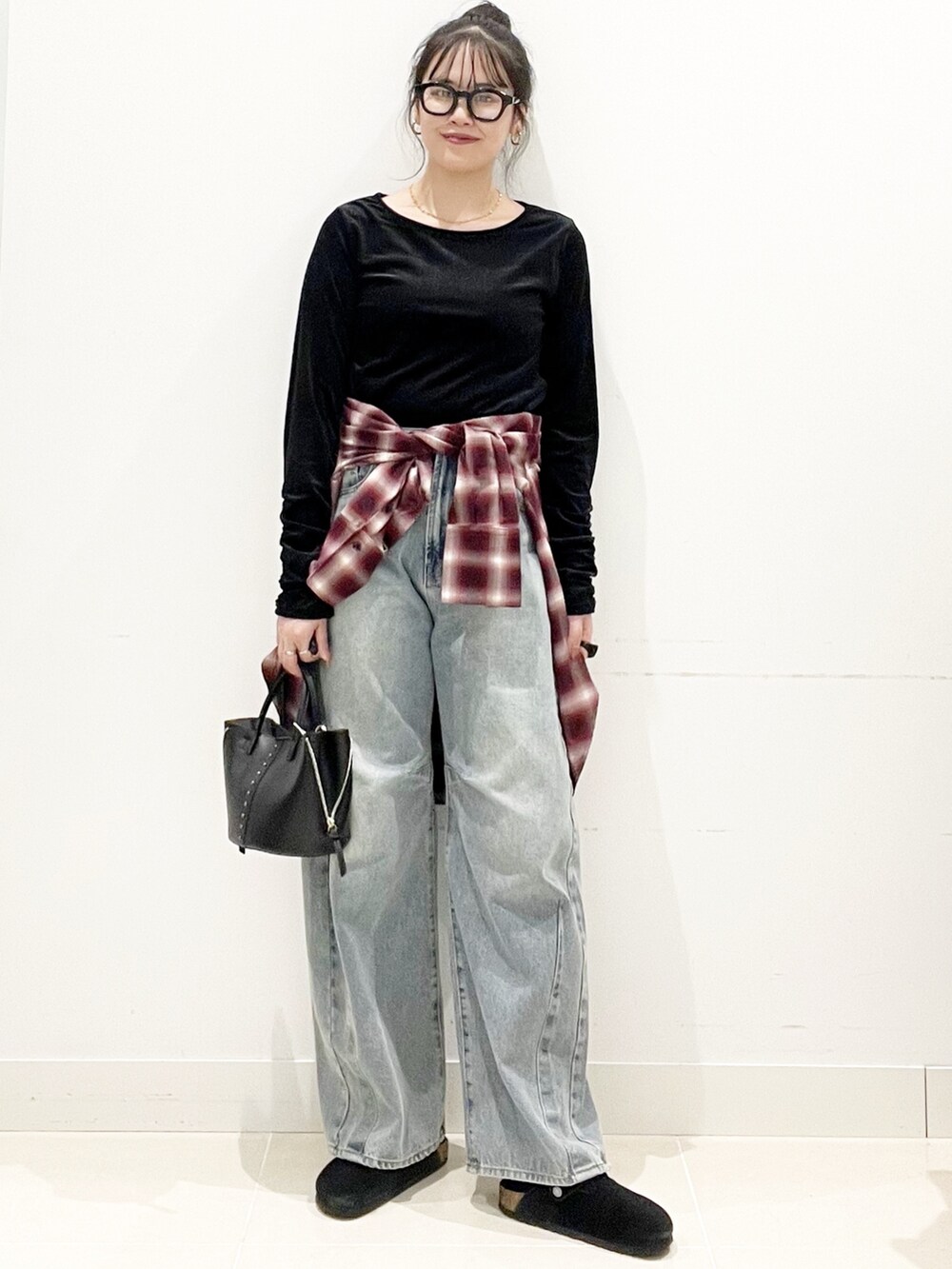 ブラック系のサンダル、ブルー系のデニムパンツ、レッド系のシャツ/ブラウスを着用したレディースの秋コーディネートの4枚目の写真