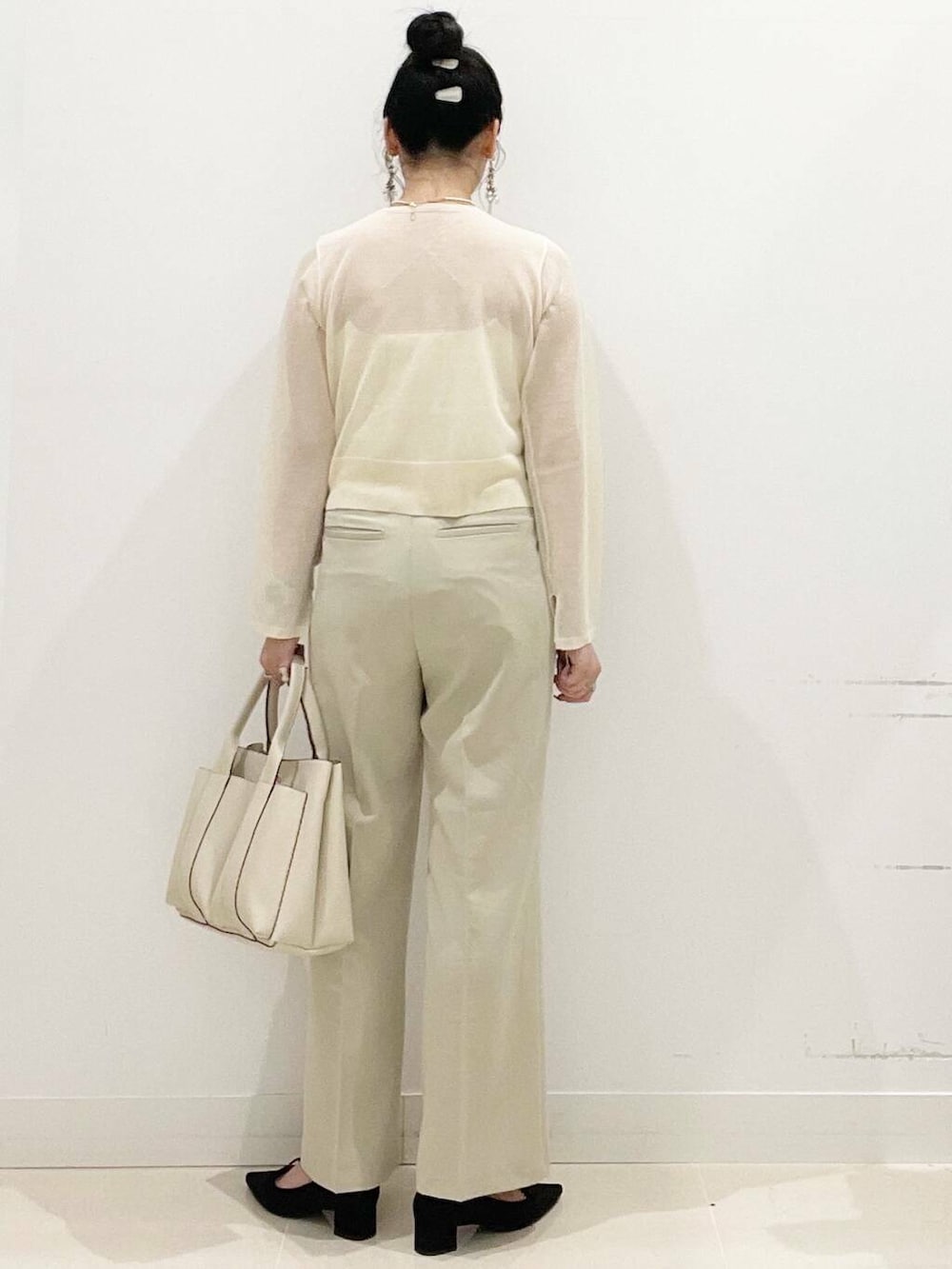 ホワイト系のトートバッグ、ホワイト系のキャミソール、ベージュ系のその他パンツを着用したレディースの秋コーディネートの8枚目の写真