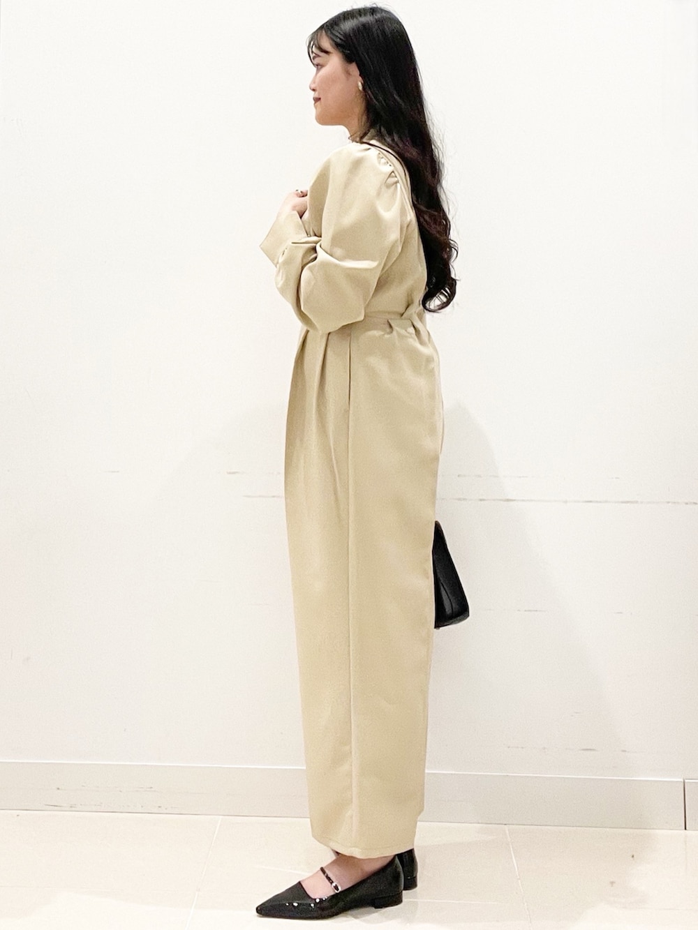 ブラック系のパンプス、ベージュ系のつなぎ/オールインワン、ブラック系のハンドバッグを着用したレディースの冬コーディネートの4枚目の写真