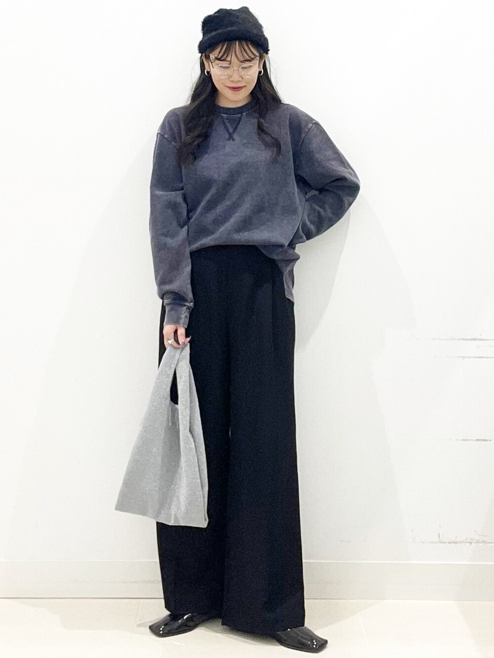 シルバー系のトートバッグ、ブラック系のバレエシューズ、ブラック系のその他パンツを着用したレディースの秋コーディネートの4枚目の写真