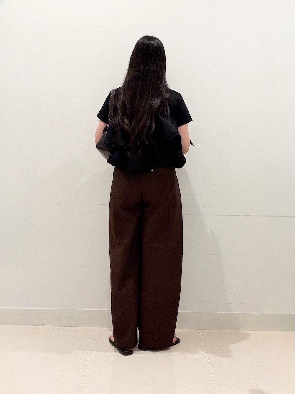 ブラウン系のショルダーバッグ、ブラック系のTシャツ/カットソー、ブラウン系のその他パンツを着用したレディースの夏コーディネートの6枚目の写真