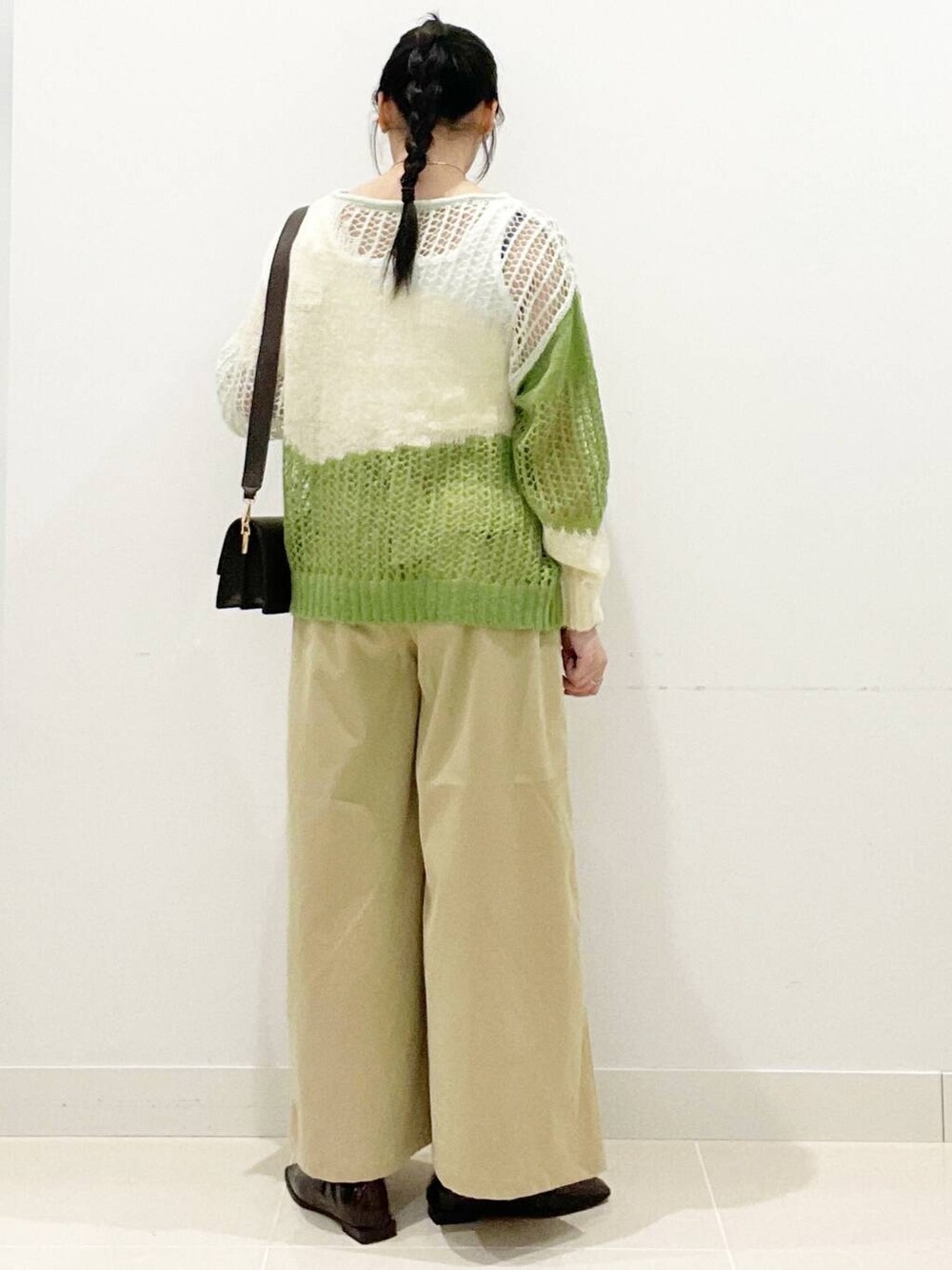 ホワイト系のTシャツ/カットソー、ブラウン系のショルダーバッグ、レッド系のバレエシューズを着用したレディースの秋コーディネートの5枚目の写真