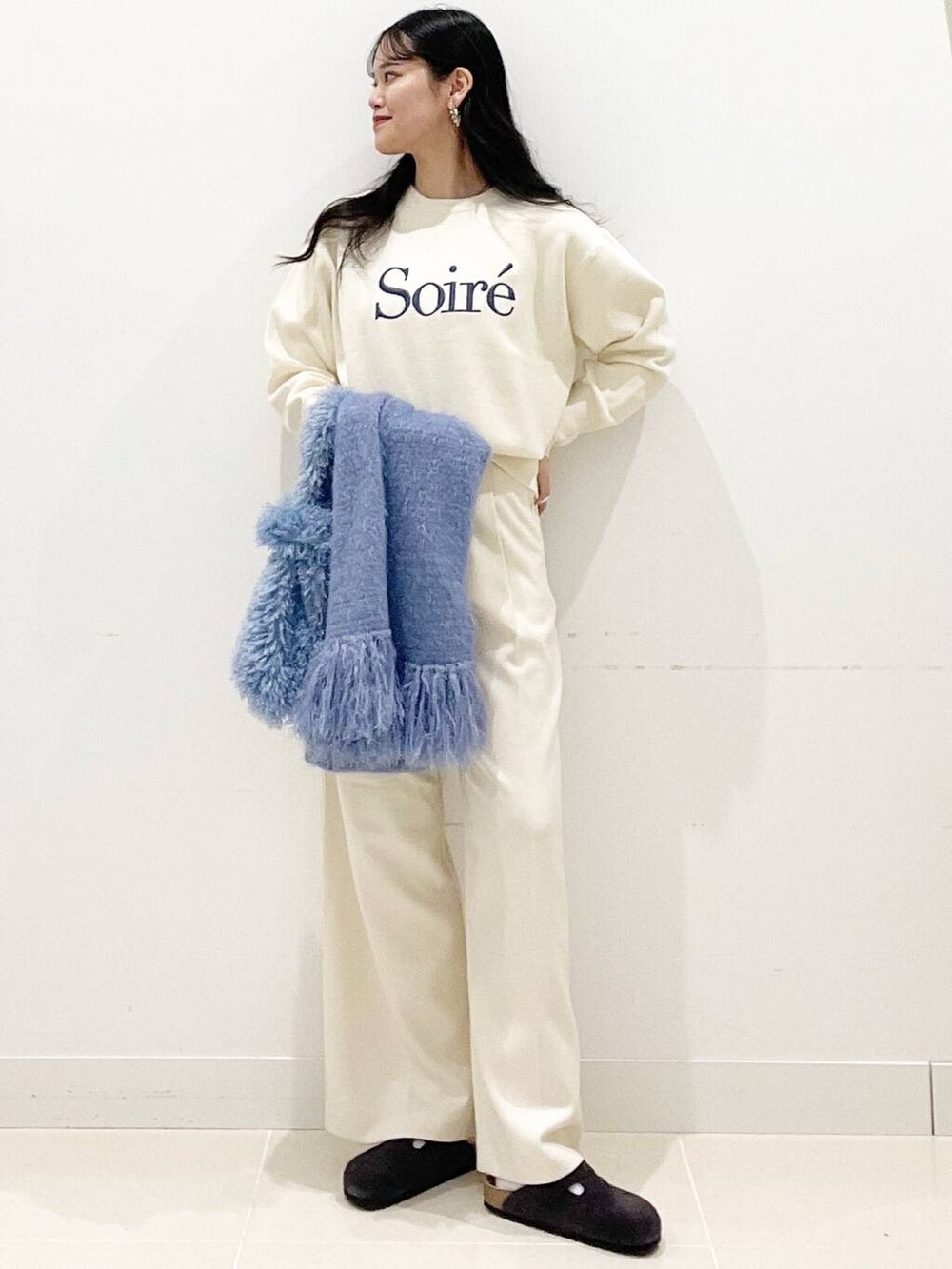 ブルー系のハンドバッグ、ホワイト系のその他パンツ、ホワイト系のニット/セーターを着用したレディースの冬コーディネートの3枚目の写真