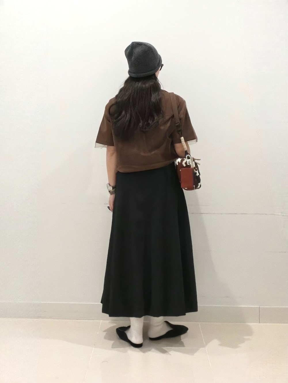 ブラウン系のシャツ/ブラウス、ブラック系のスカート、その他のショルダーバッグを着用したレディースの秋コーディネートの5枚目の写真