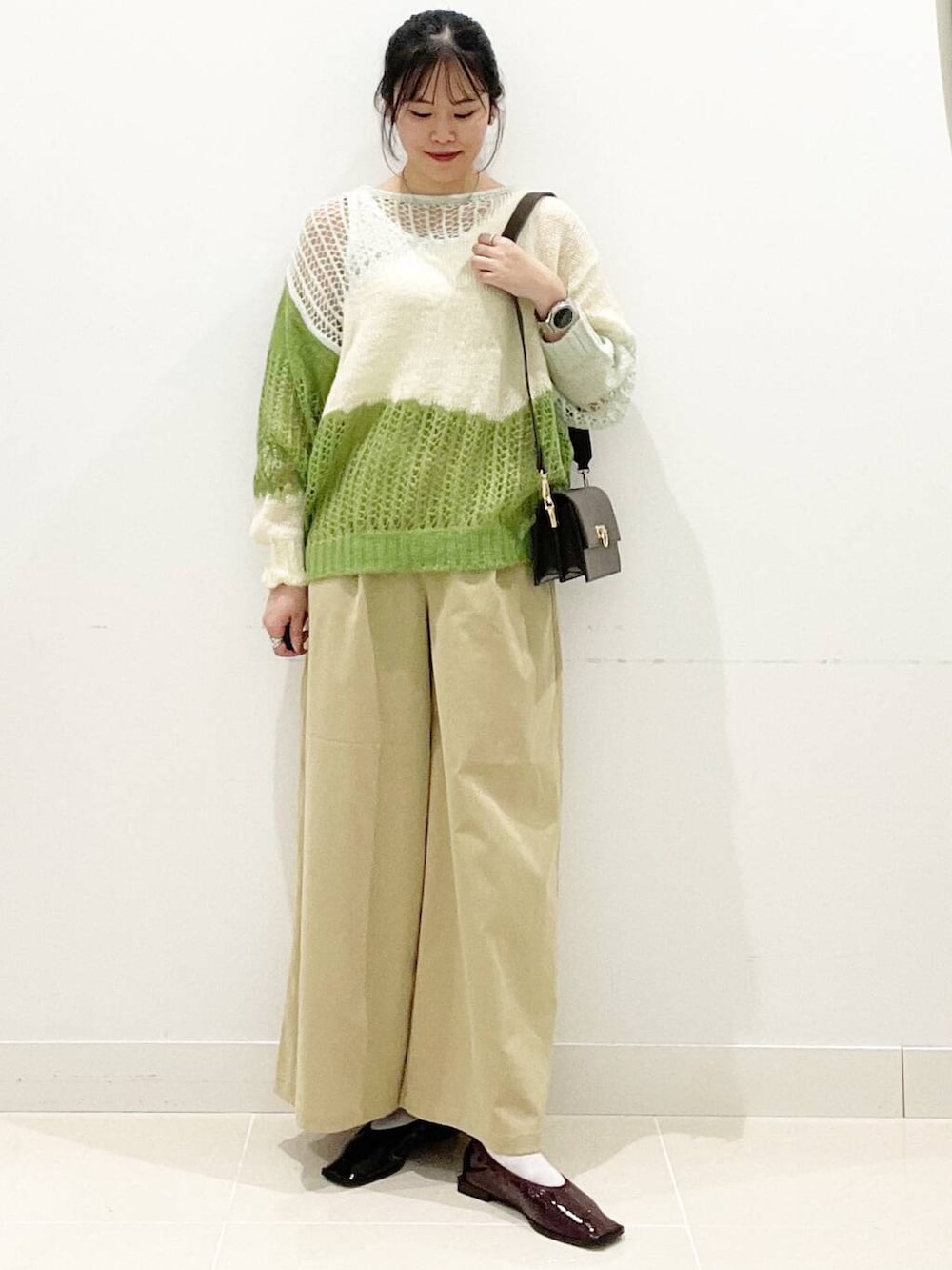 ホワイト系のTシャツ/カットソー、ブラウン系のショルダーバッグ、レッド系のバレエシューズを着用したレディースの秋コーディネートの4枚目の写真