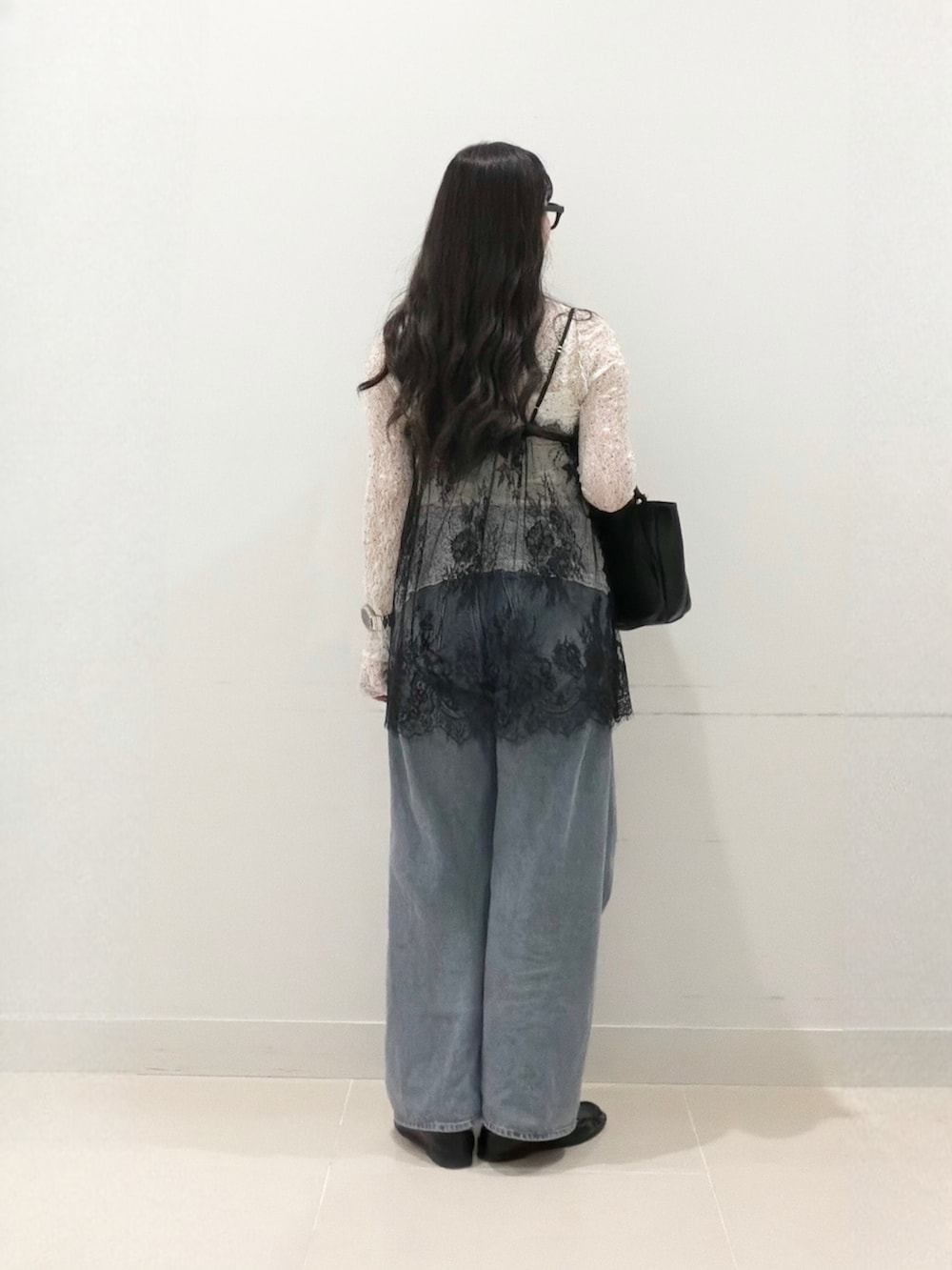 ホワイト系のTシャツ/カットソー、ブラック系のキャミソール、ブラック系のトートバッグを着用したレディースの秋コーディネートの6枚目の写真