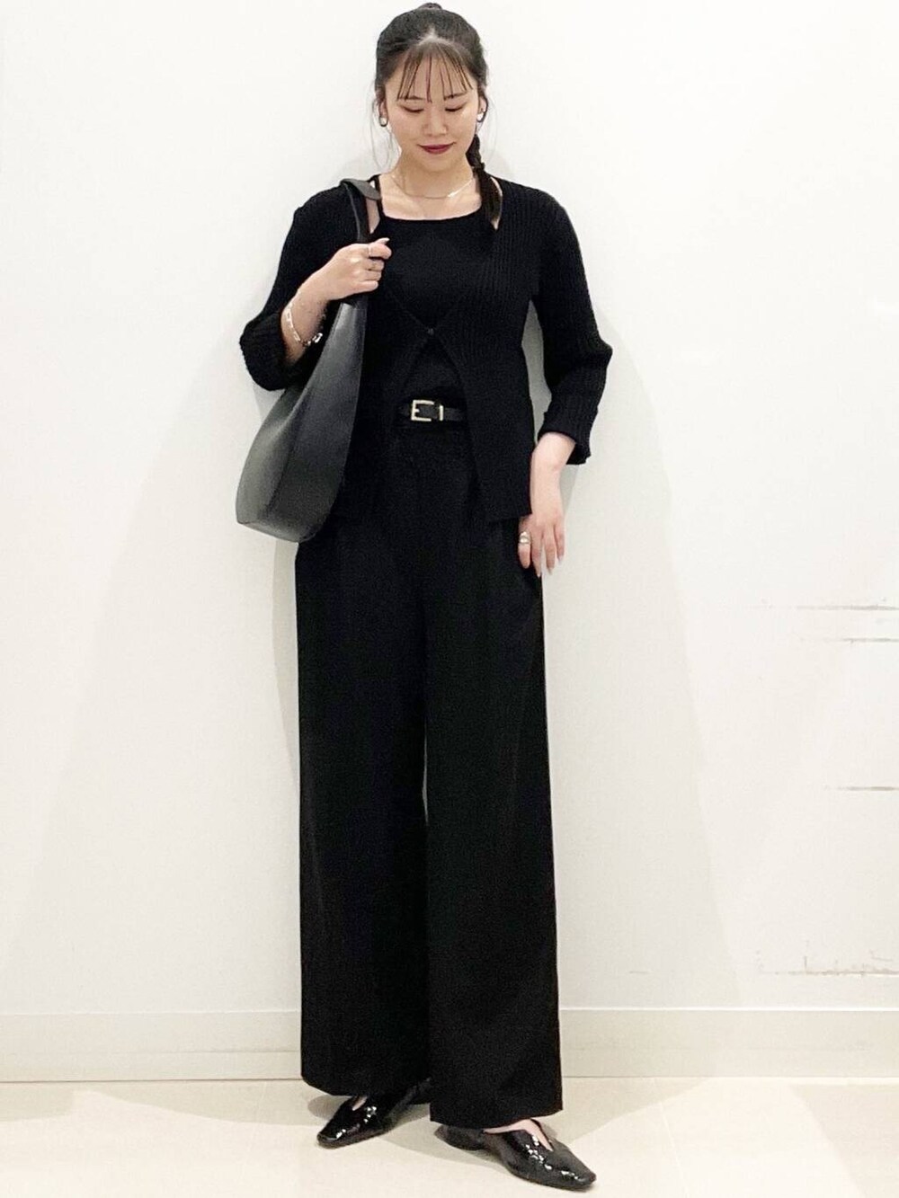 ブラック系のその他パンツ、ブラック系のショルダーバッグ、ブラック系のニット/セーターを着用したレディースの春コーディネートの6枚目の写真