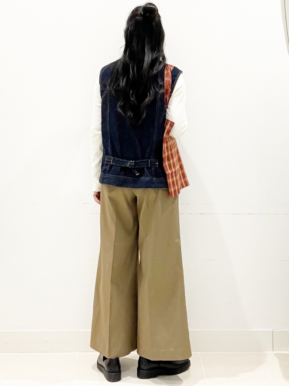 ベージュ系のその他パンツ、レッド系のトートバッグ、ホワイト系のTシャツ/カットソーを着用したレディースの秋コーディネートの7枚目の写真