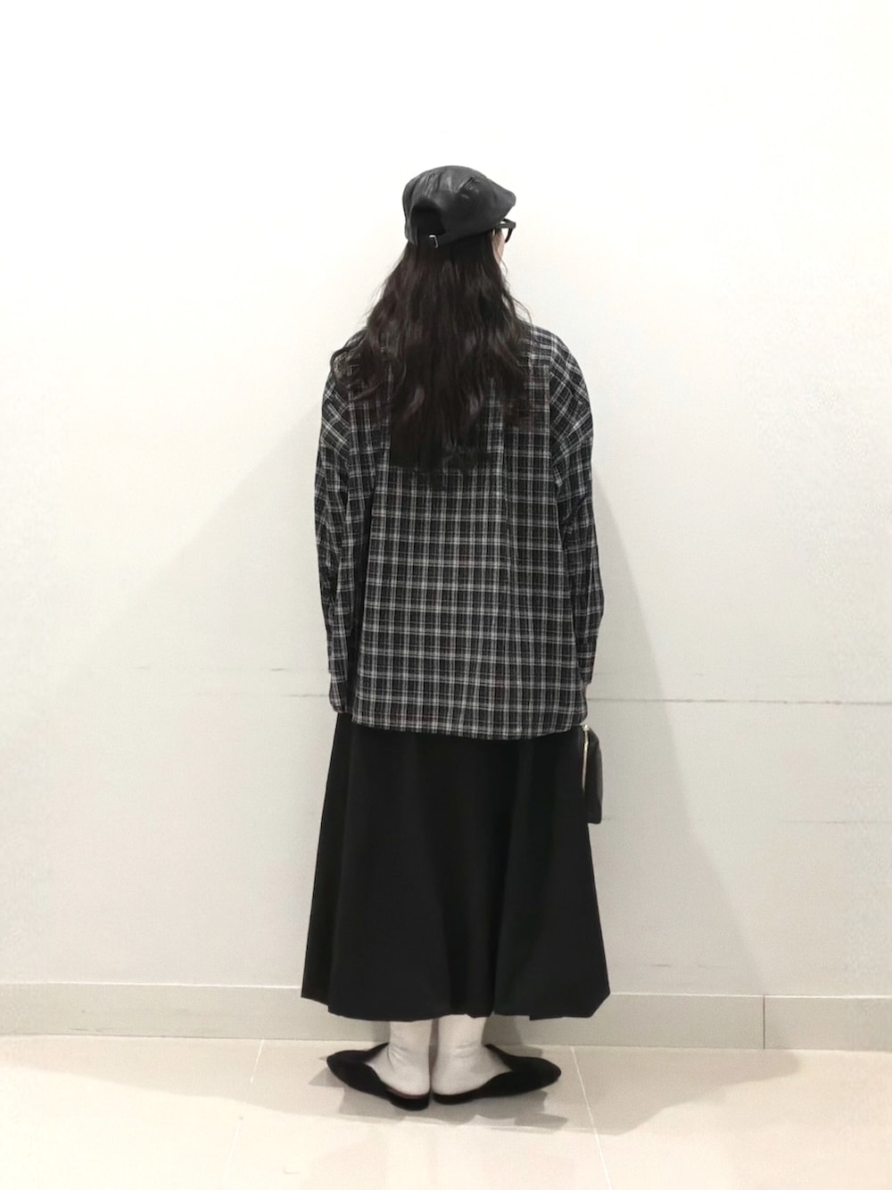 ブラック系のシャツ/ブラウス、ブラック系のスカート、ブラック系のショルダーバッグを着用したレディースの秋コーディネートの4枚目の写真