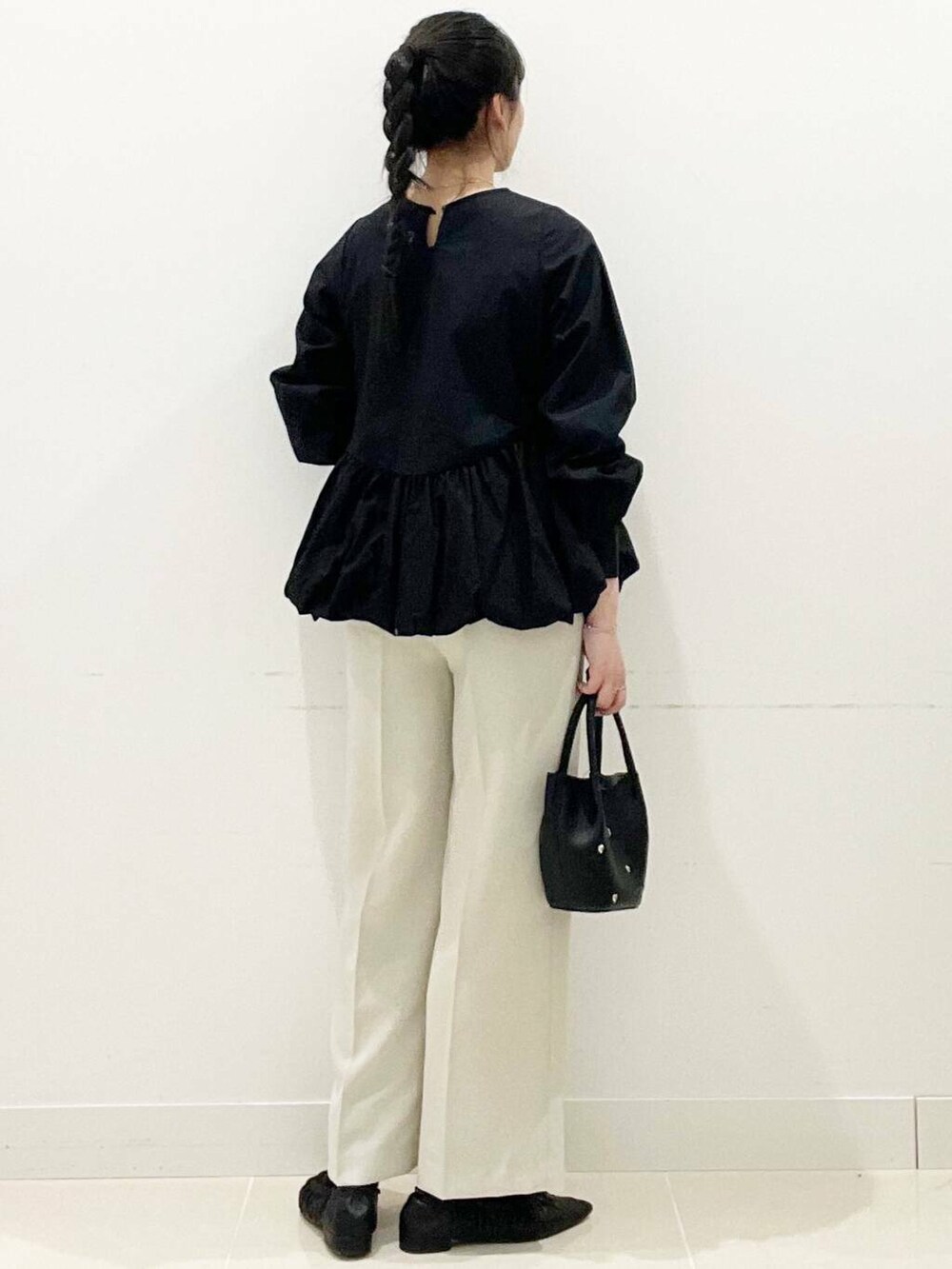 ブラック系のショルダーバッグ、ブラック系のバレエシューズ、ベージュ系のその他パンツを着用したレディースの春コーディネートの5枚目の写真