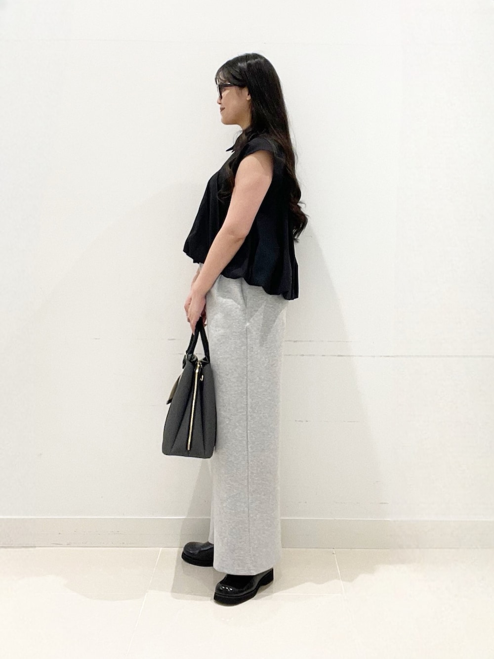 ブラック系のシャツ/ブラウス、グレー系のその他パンツ、ブラック系のサンダルを着用したレディースの夏コーディネートの4枚目の写真
