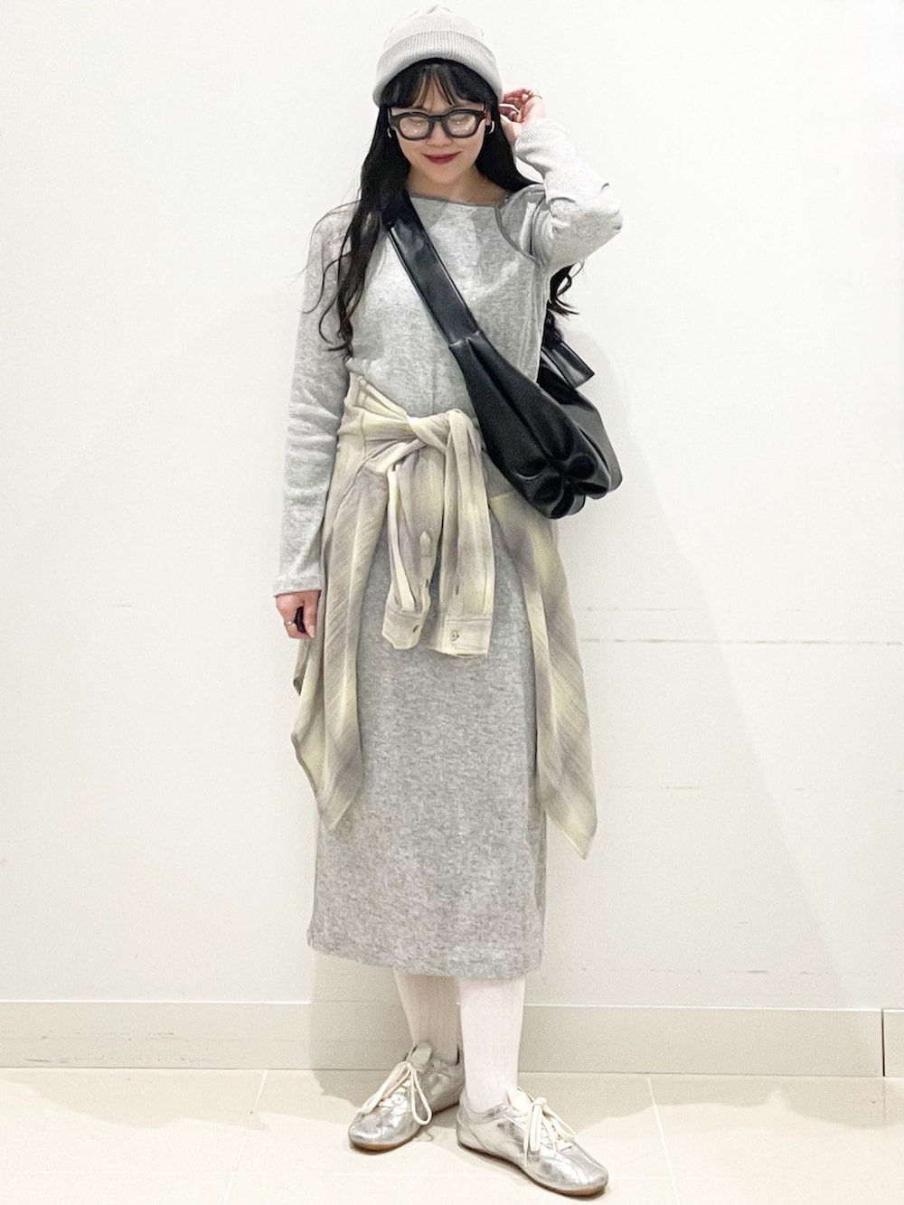 イエロー系のシャツ/ブラウス、グレー系のワンピース、ブラック系のショルダーバッグを着用したレディースの春コーディネートの3枚目の写真