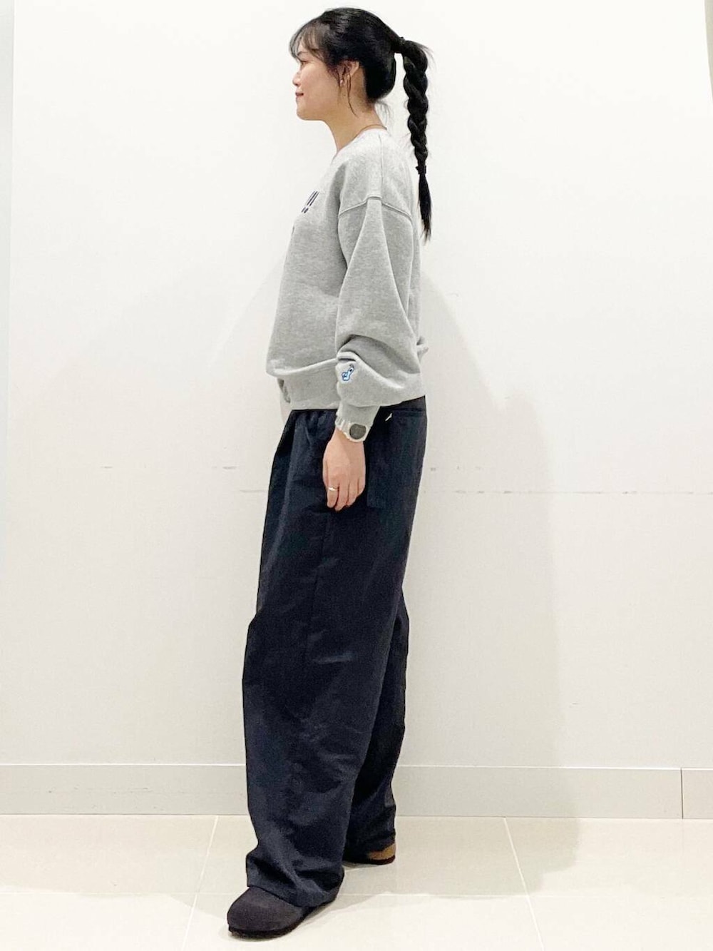 シルバー系のトートバッグ、グレー系のサロペット/オーバーオール、グレー系のスウェットを着用したレディースの秋コーディネートの5枚目の写真