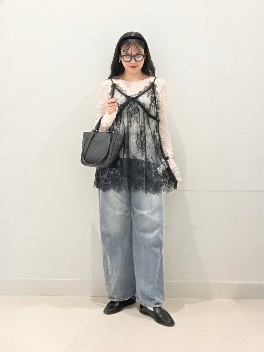 ホワイト系のTシャツ/カットソー、ブラック系のキャミソール、ブラック系のトートバッグを着用したレディースの秋コーディネートの4枚目の写真