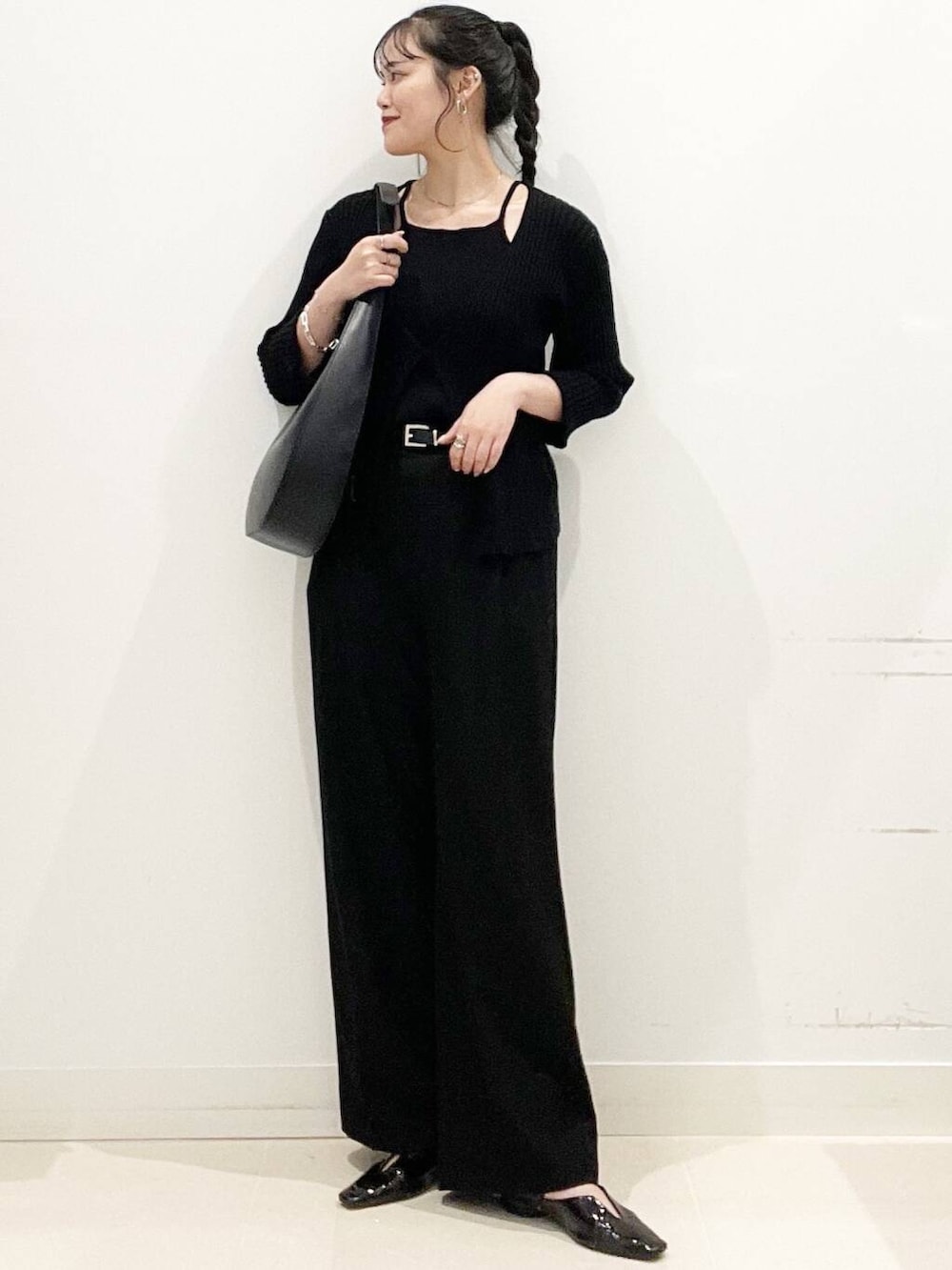 ブラック系のその他パンツ、ブラック系のショルダーバッグ、ブラック系のニット/セーターを着用したレディースの春コーディネートの2枚目の写真