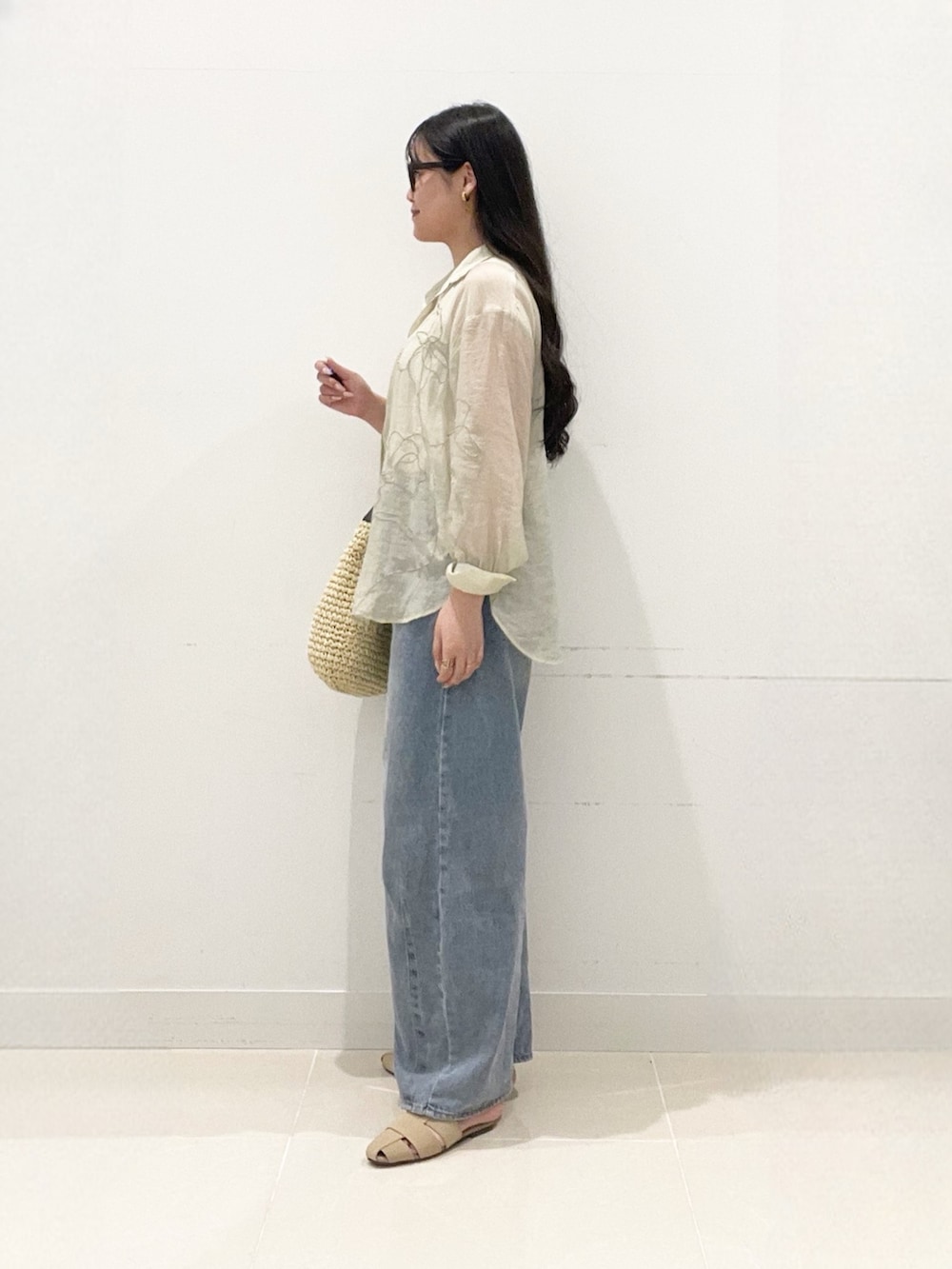 ベージュ系のシャツ/ブラウス、ブルー系のその他パンツ、ベージュ系のトートバッグを着用したレディースの春コーディネートの4枚目の写真