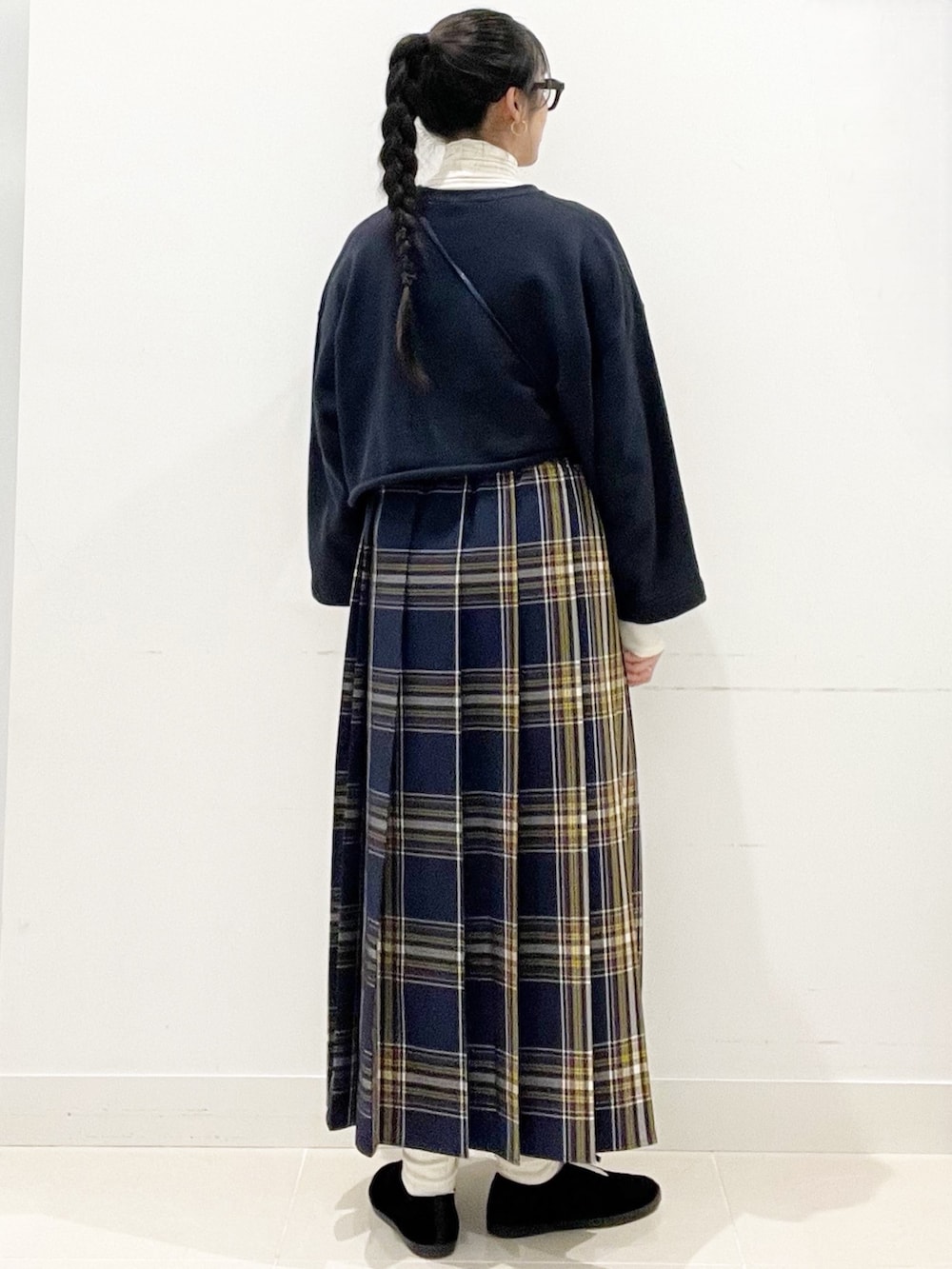 ブラック系のその他シューズ、ブルー系のスカート、ブルー系のショルダーバッグを着用したレディースの冬コーディネートの5枚目の写真