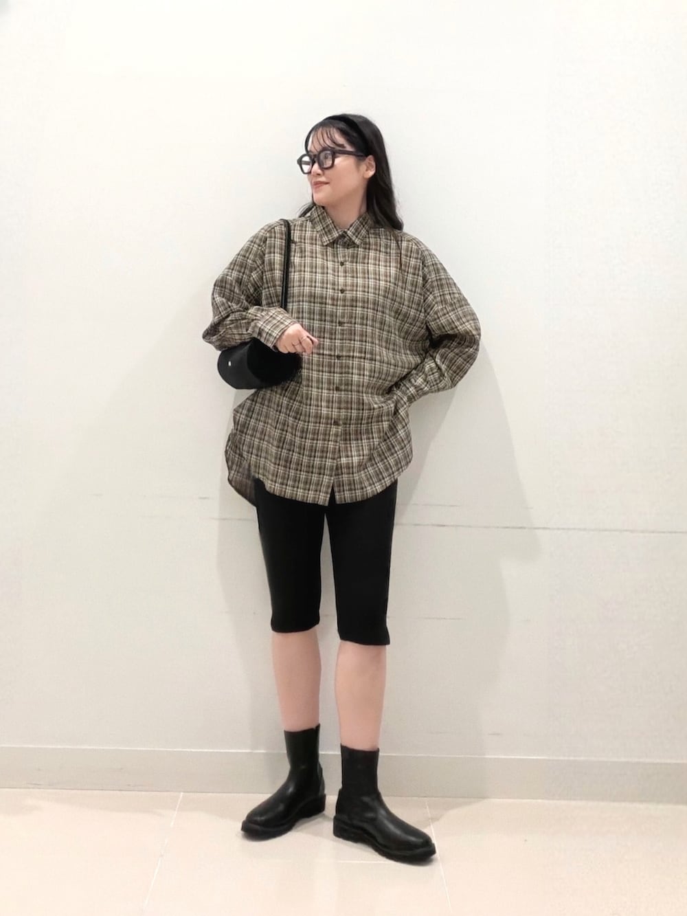 ブラウン系のシャツ/ブラウス、ブラック系のショルダーバッグ、ブラック系のその他パンツを着用したレディースの秋コーディネートの3枚目の写真