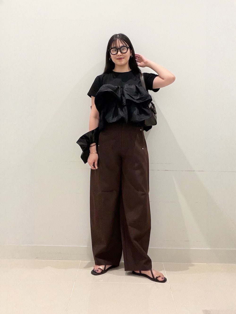 ブラウン系のショルダーバッグ、ブラック系のTシャツ/カットソー、ブラウン系のその他パンツを着用したレディースの夏コーディネートの3枚目の写真