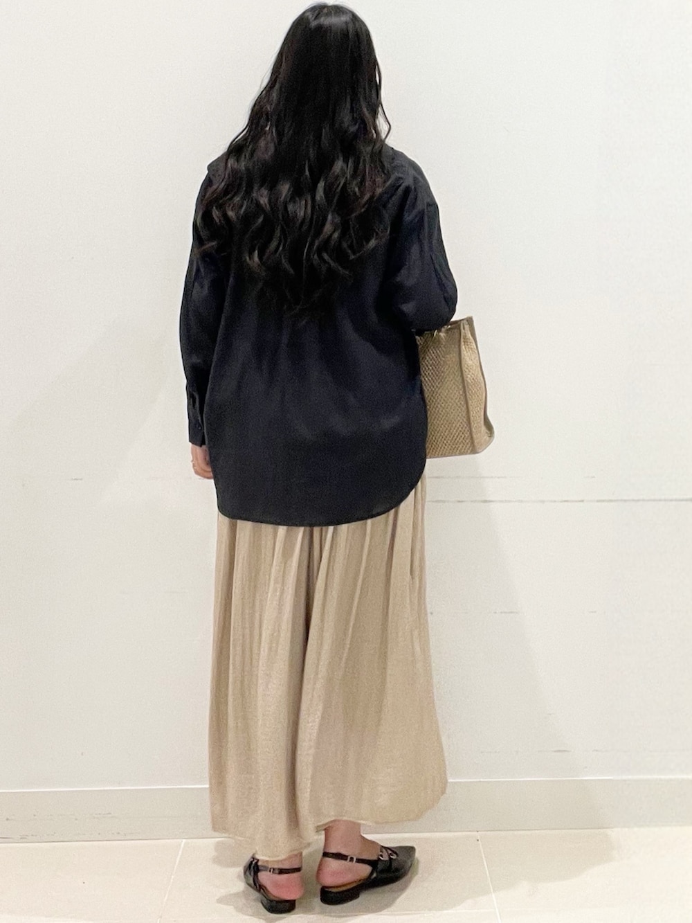 ベージュ系のその他パンツ、ホワイト系のキャミソール、ブラック系のパンプスを着用したレディースの春コーディネートの6枚目の写真
