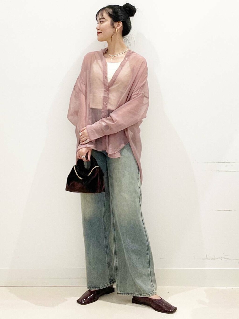 ホワイト系のキャミソール、ピンク系のシャツ/ブラウス、レッド系のバレエシューズを着用したレディースの秋コーディネートの4枚目の写真