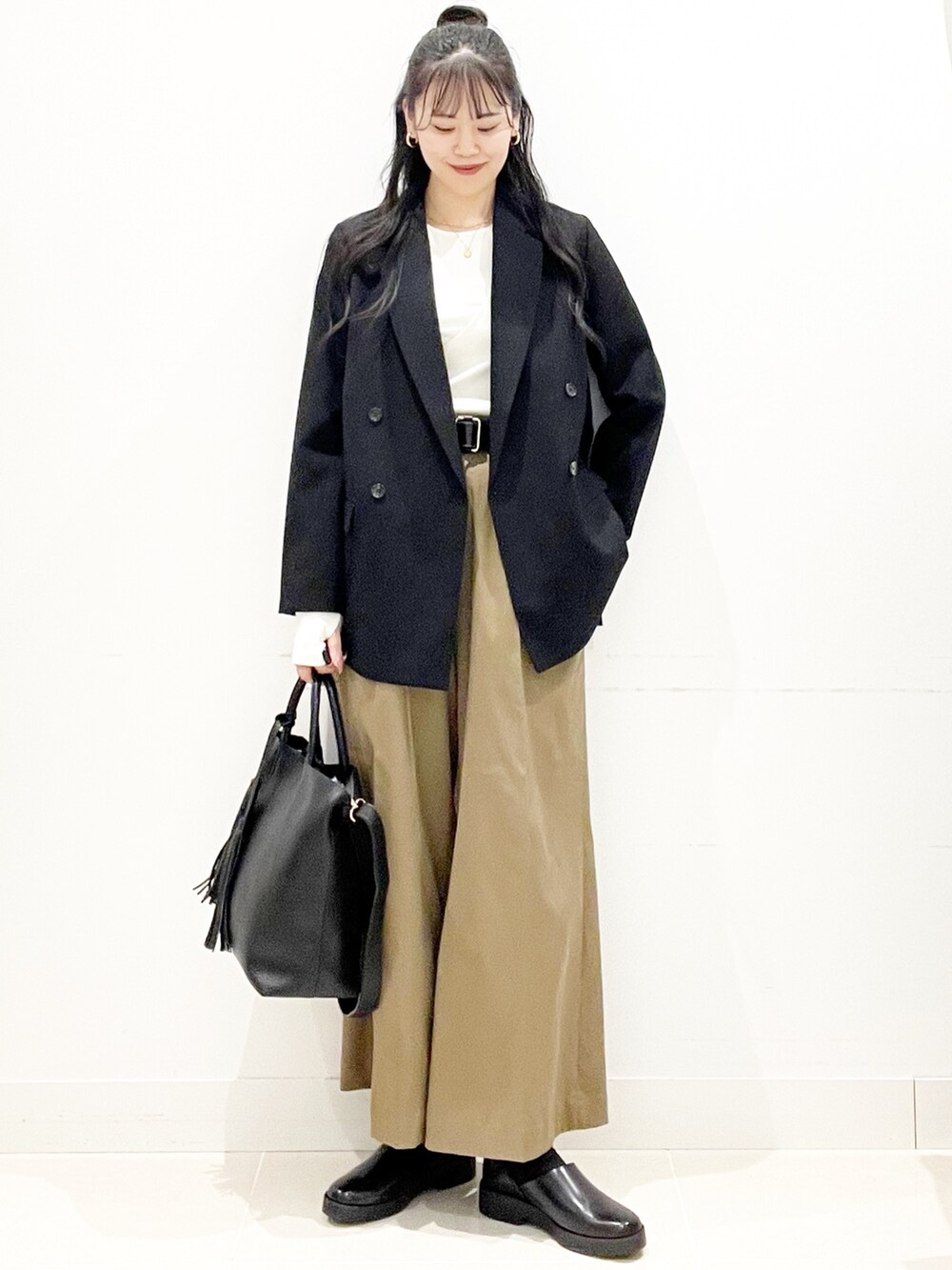 ベージュ系のその他パンツ、ブラック系のトートバッグ、ブラック系のその他アウターを着用したレディースの秋コーディネートの5枚目の写真