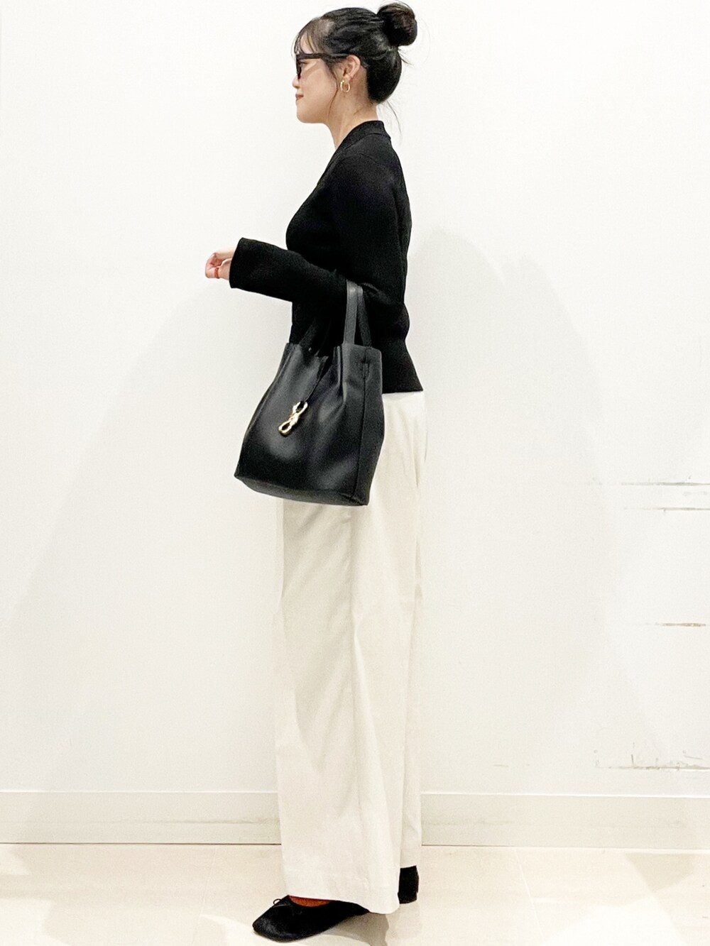 ブラック系のバレエシューズ、ホワイト系のその他パンツ、ブラック系のトートバッグを着用したレディースの秋コーディネートの6枚目の写真