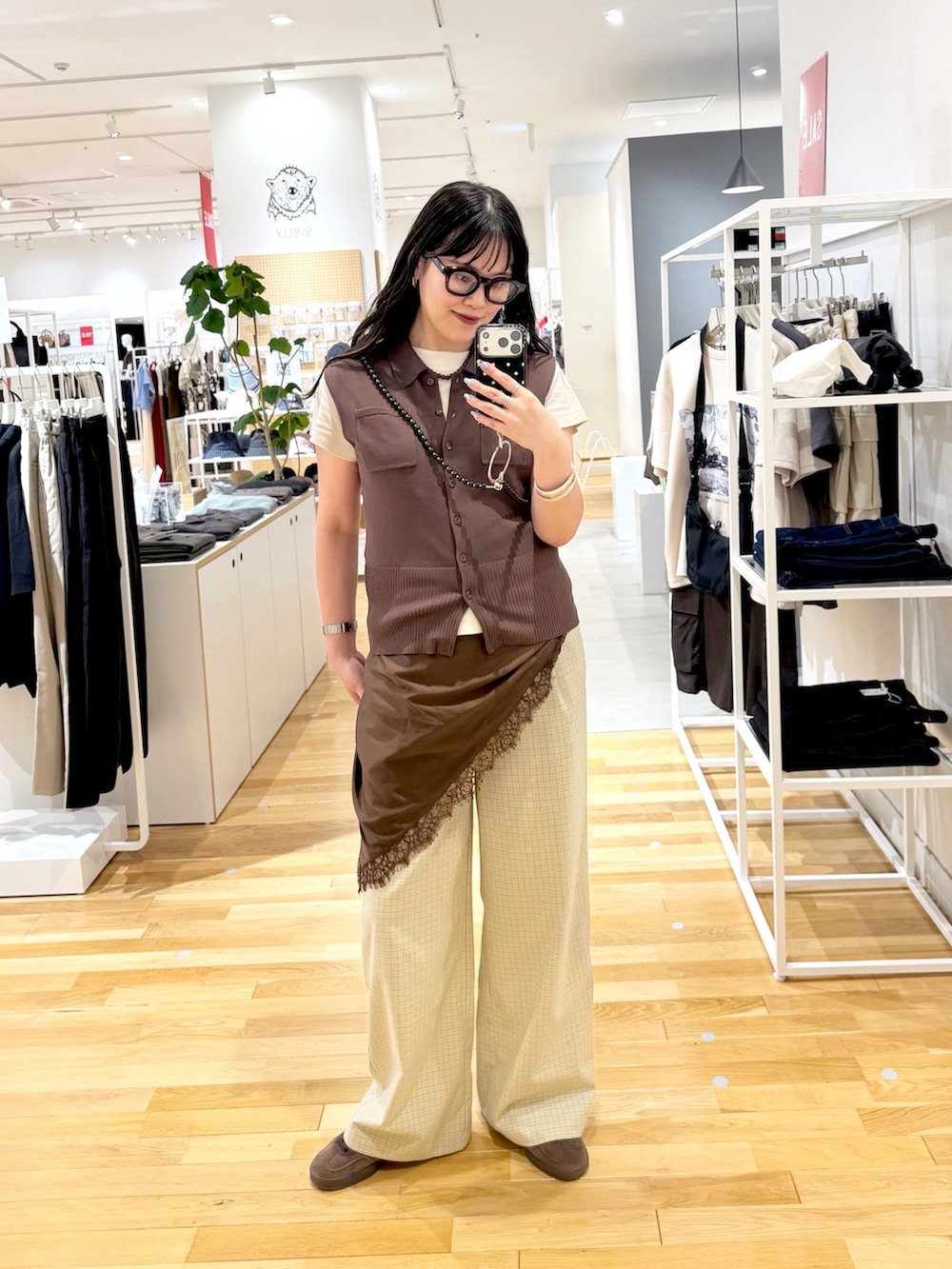 ベージュ系のその他パンツ、ブラウン系のスニーカー、ブラウン系のベストを着用したレディースの夏コーディネートの2枚目の写真
