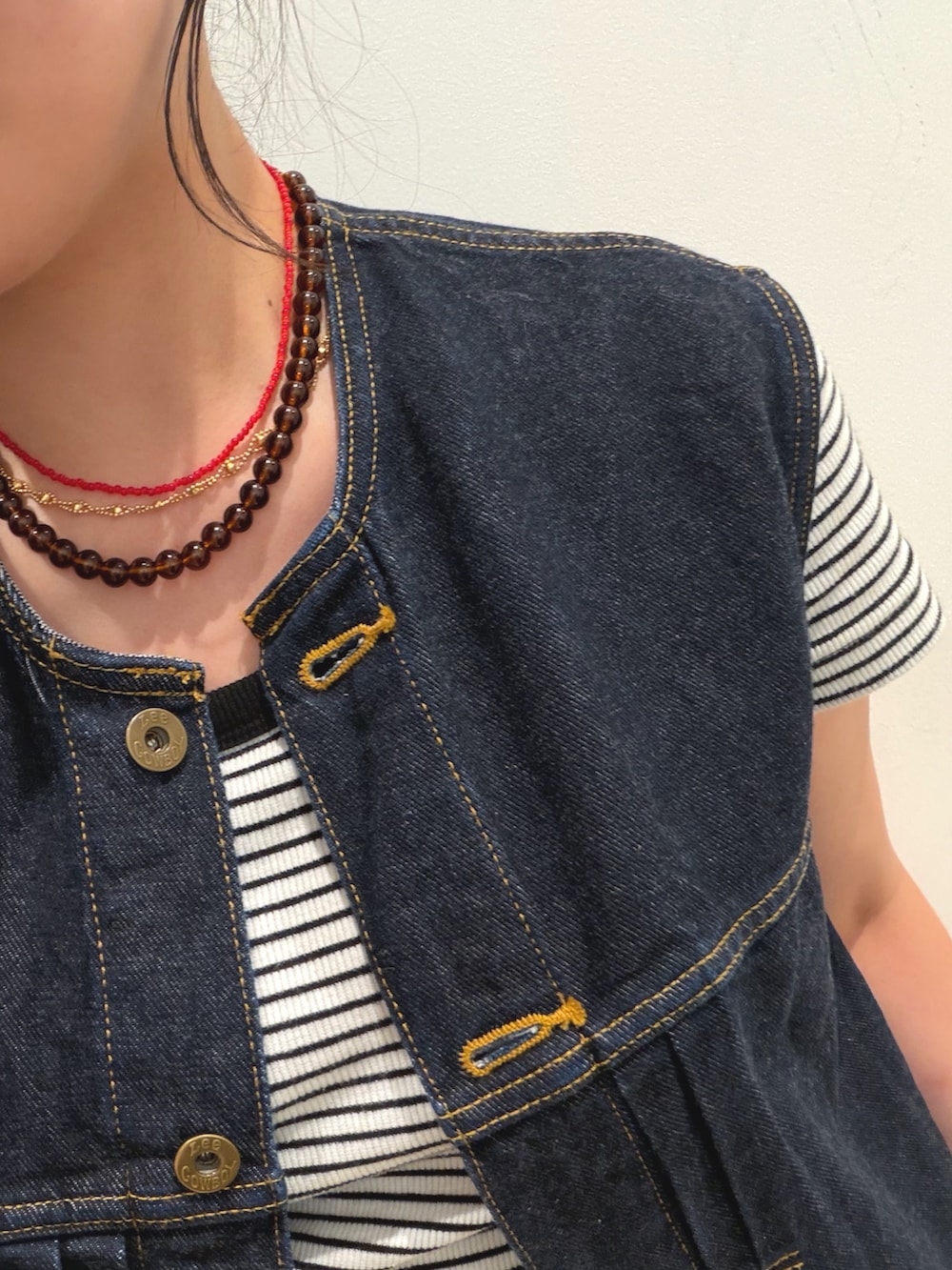 ホワイト系のTシャツ/カットソー、ブラウン系のスカート、ブラック系のサンダルを着用したレディースの夏コーディネートの2枚目の写真