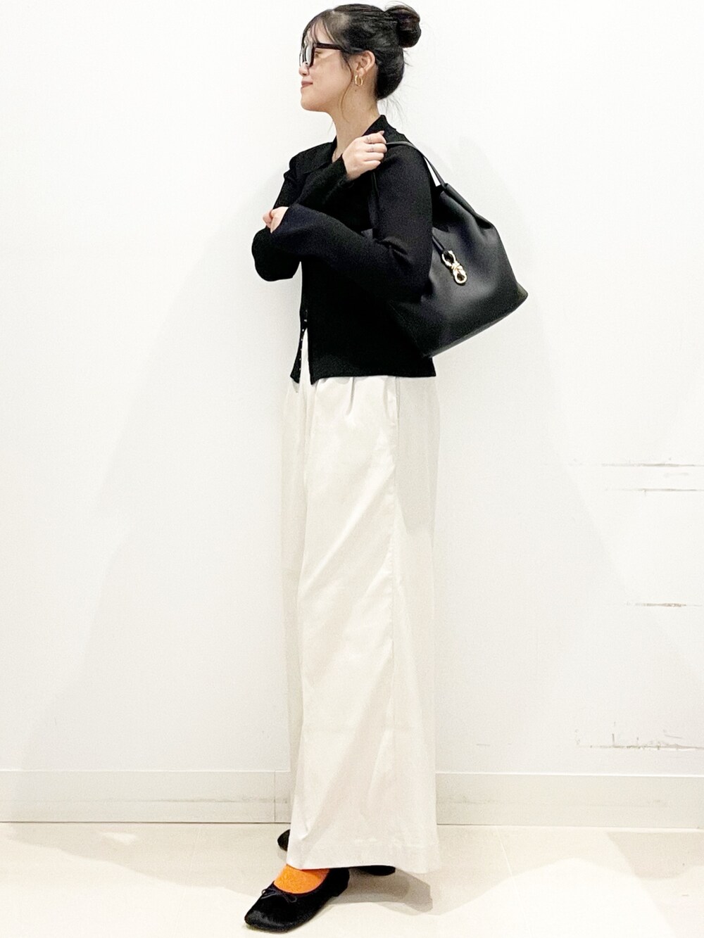 ブラック系のバレエシューズ、ホワイト系のその他パンツ、ブラック系のトートバッグを着用したレディースの秋コーディネートの7枚目の写真