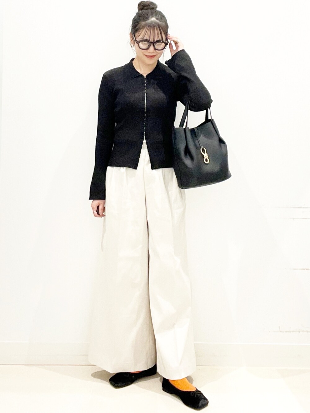 ブラック系のバレエシューズ、ホワイト系のその他パンツ、ブラック系のトートバッグを着用したレディースの秋コーディネートの4枚目の写真