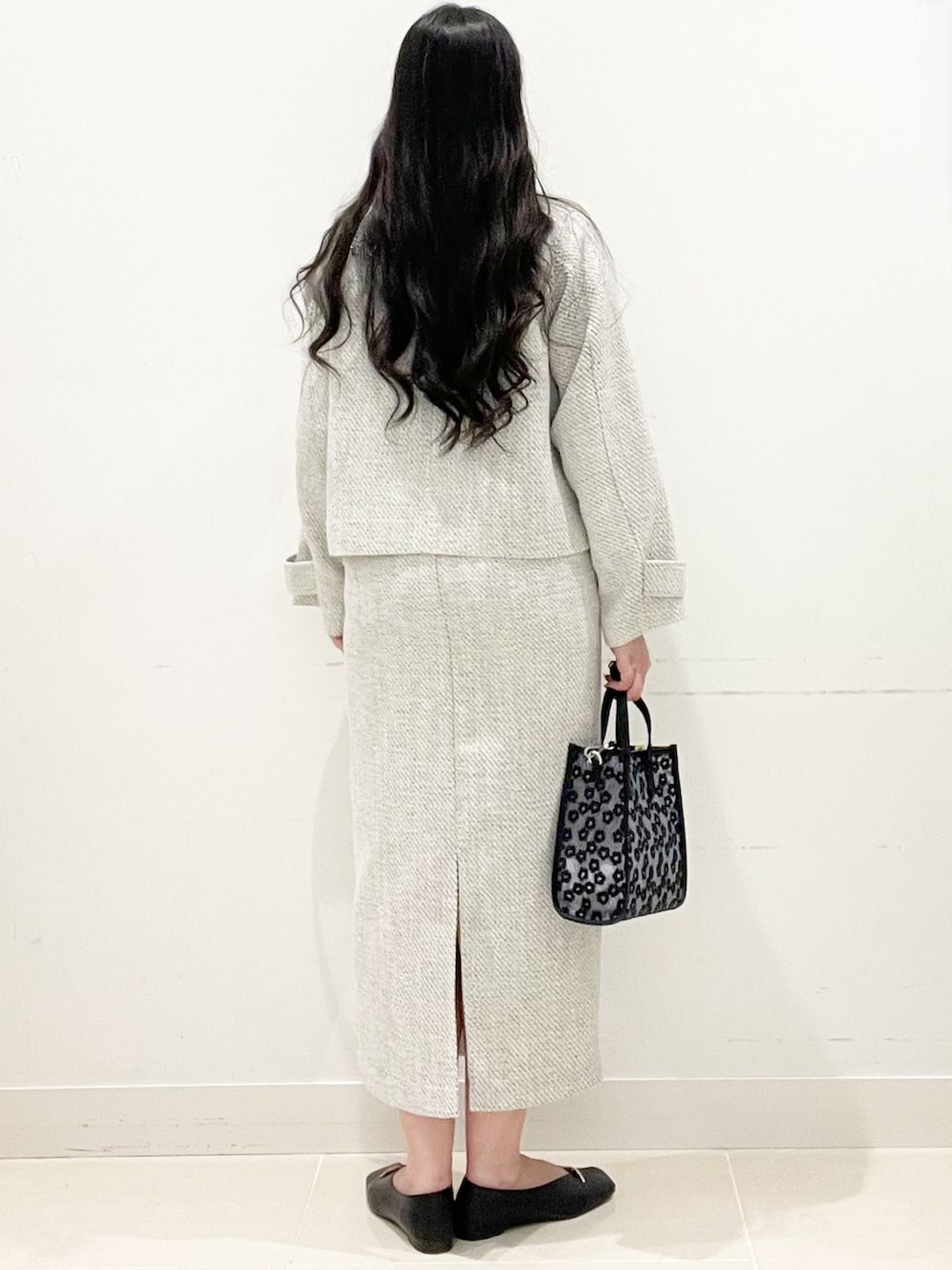 ホワイト系のスカート、ブラック系のその他シューズ、ブラック系のハンドバッグを着用したレディースの冬コーディネートの5枚目の写真
