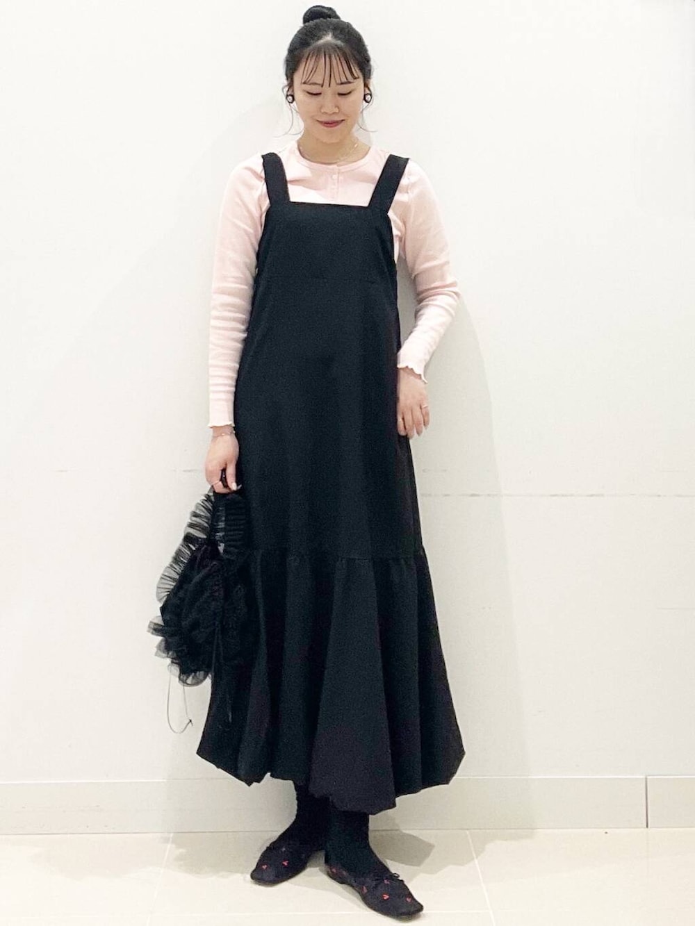 ブラック系のバレエシューズ、ピンク系のTシャツ/カットソー、ブラック系のハンドバッグを着用したレディースの春コーディネートの3枚目の写真