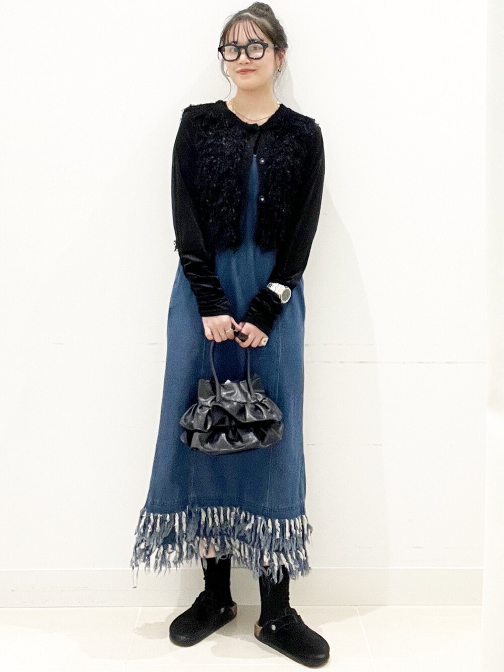 ブラック系のサンダル、ブラック系のハンドバッグ、ブラック系のTシャツ/カットソーを着用したレディースの秋コーディネートの3枚目の写真